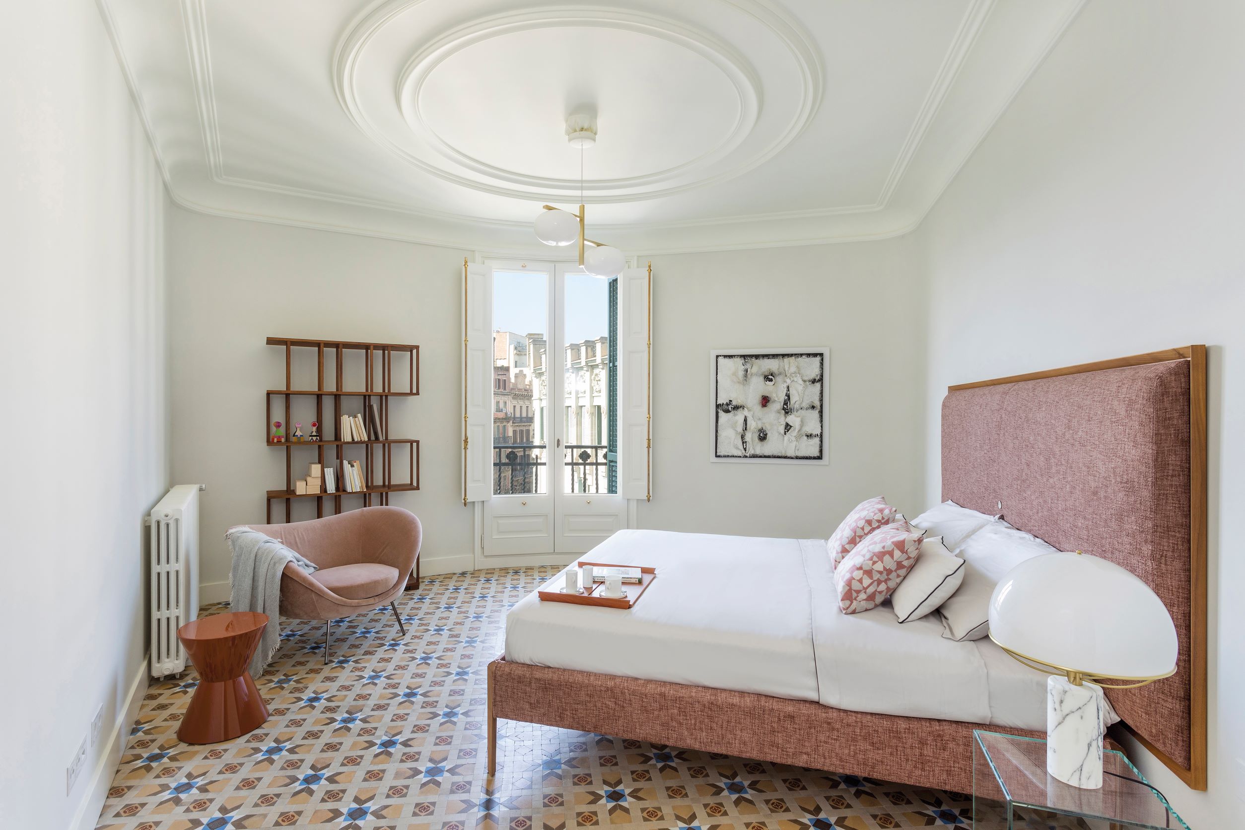 在古典的外观下，室内格局尽量融合新旧风格，并符合当今美学与机能。