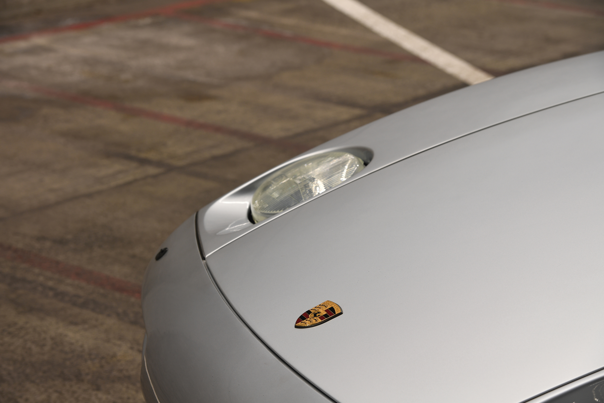 Porsche 928 圆形头灯平时收纳在车头内，使用时会向前推出，是极具特色的设计。