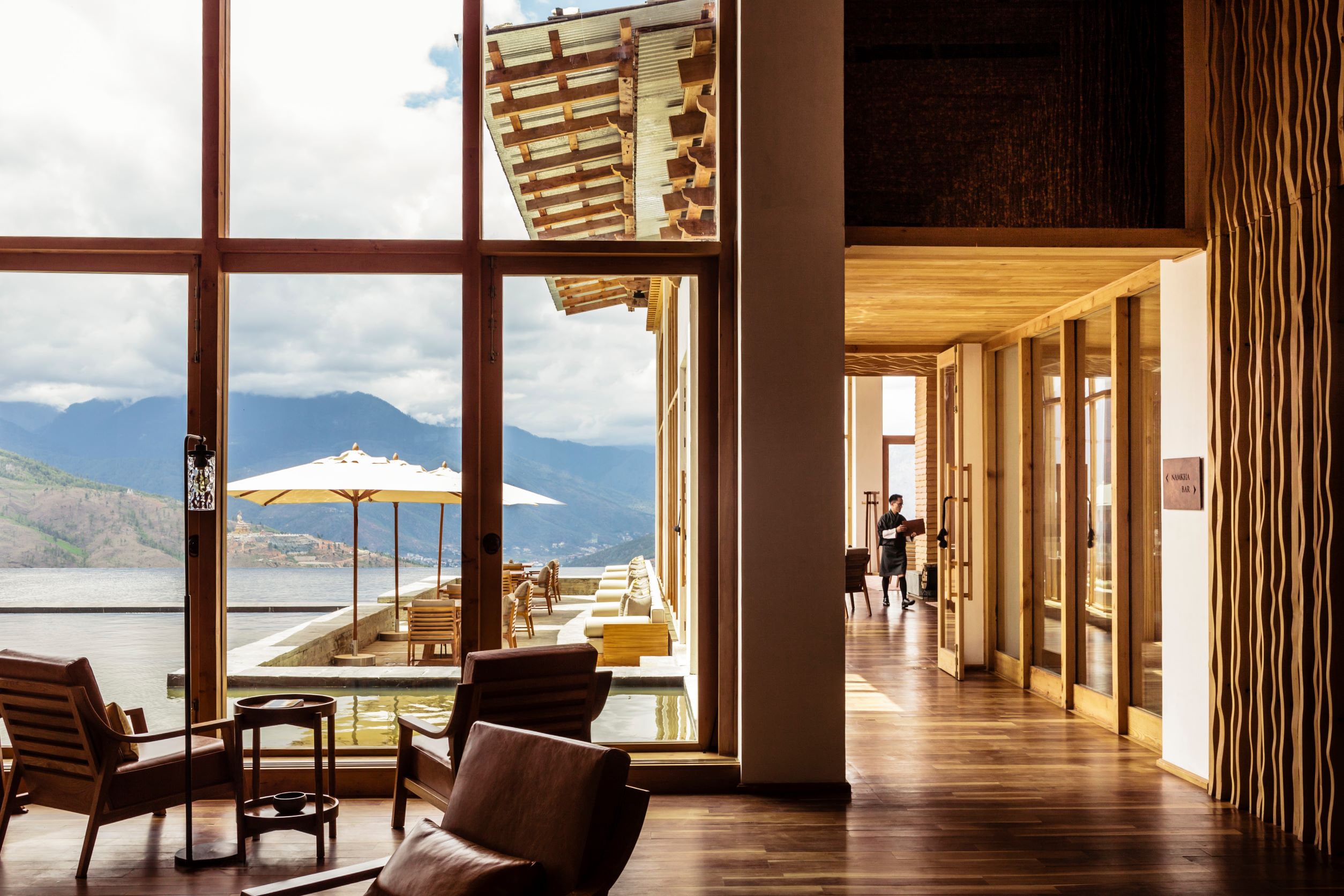 Six Senses Thimphu 大廳以挑高的原木玻璃窗牆，採擷谷地風光與自然天光。