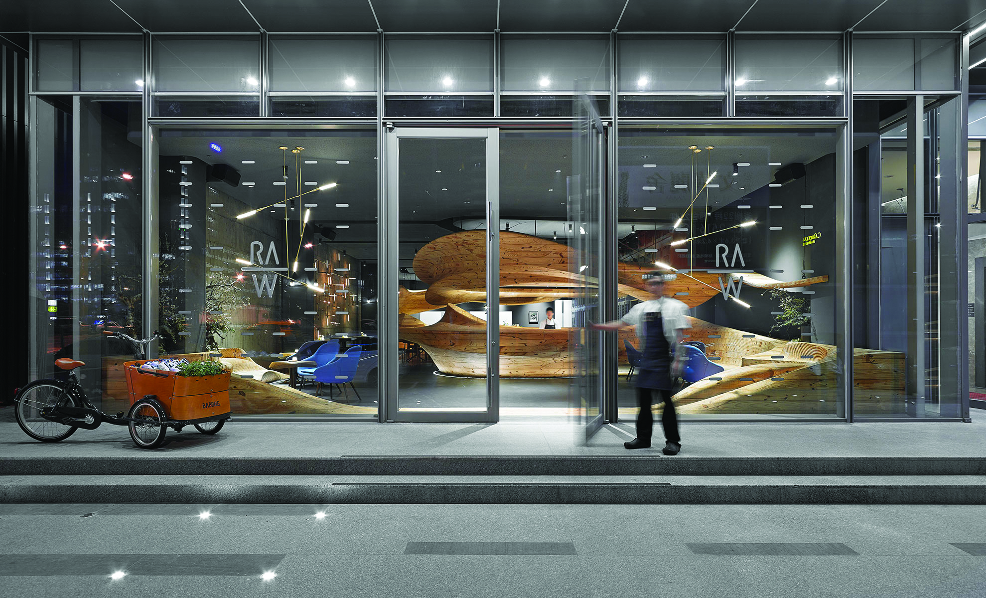 以南方松切块重新组装的“松流云”吧台，呼应江振诚提倡的 CRAFT & NATURE(工艺与自然)哲学。