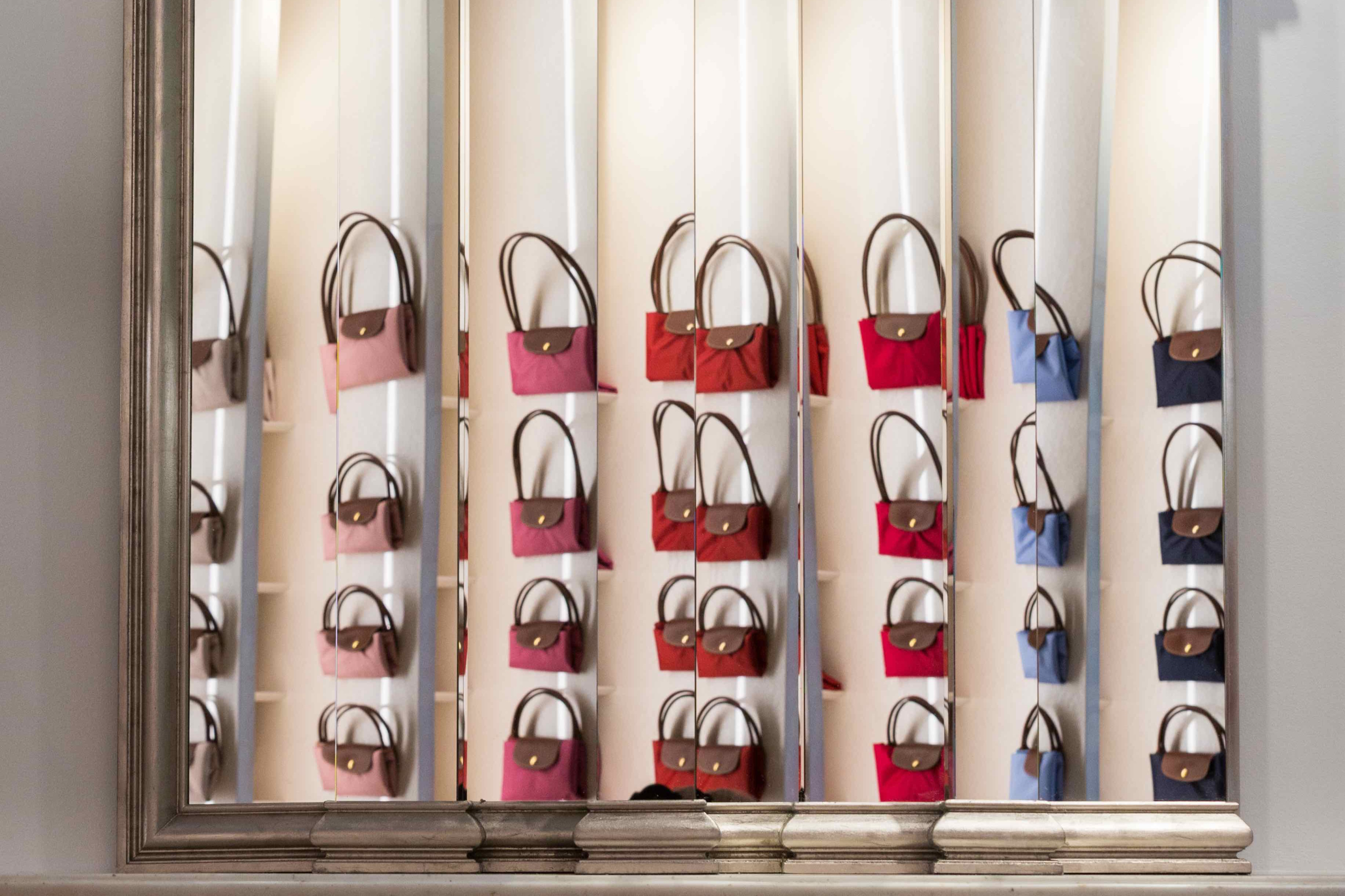 在普罗旺斯的全新旗舰店，LONGCHAMP 与装置艺术家 Mathias Kiss 设计不规则框镜搭配光影的变化，展现充满力量的时尚。