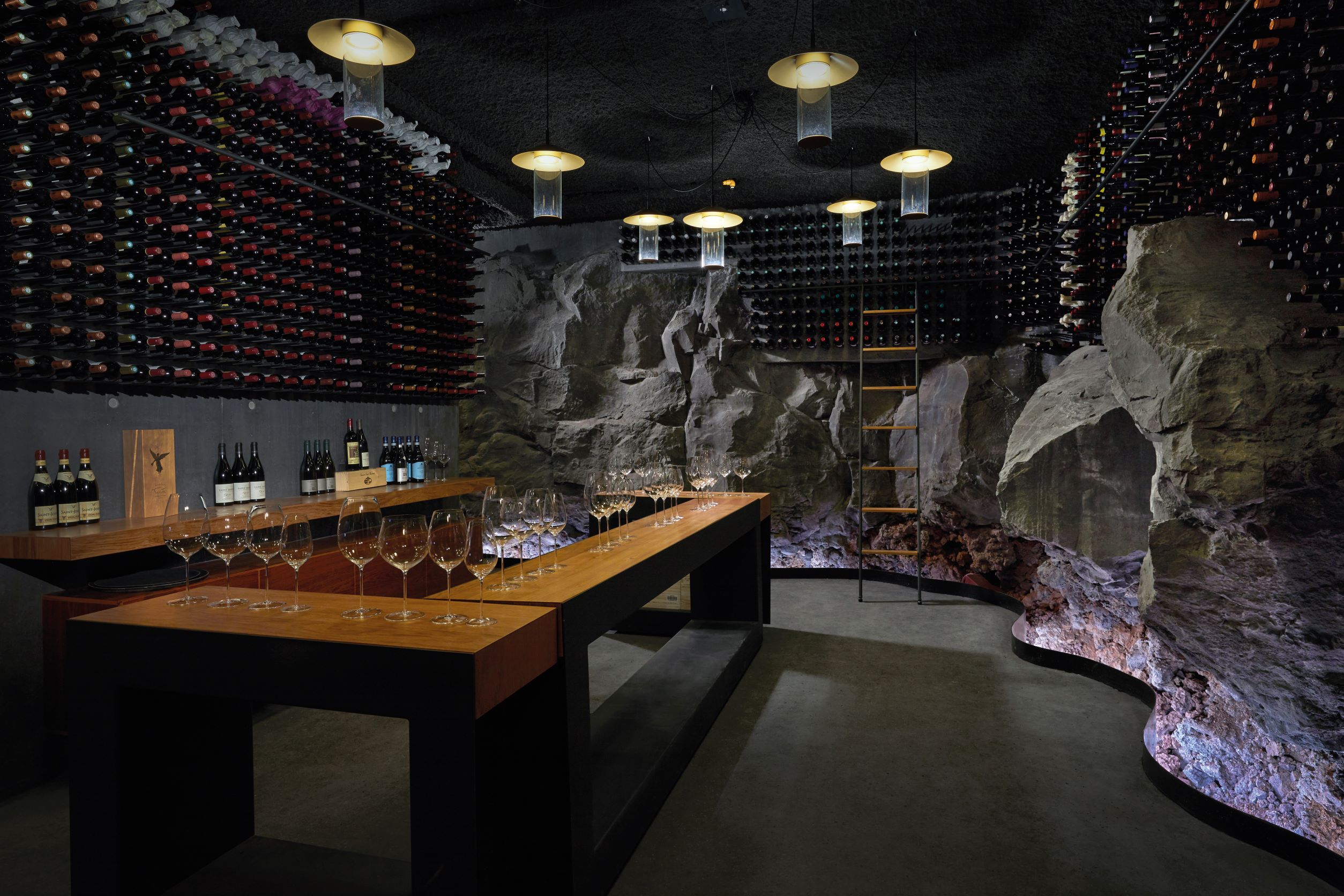 在葡萄酒窖里以岩石妆点出与户外熔岩地景相互连结的原始情调。