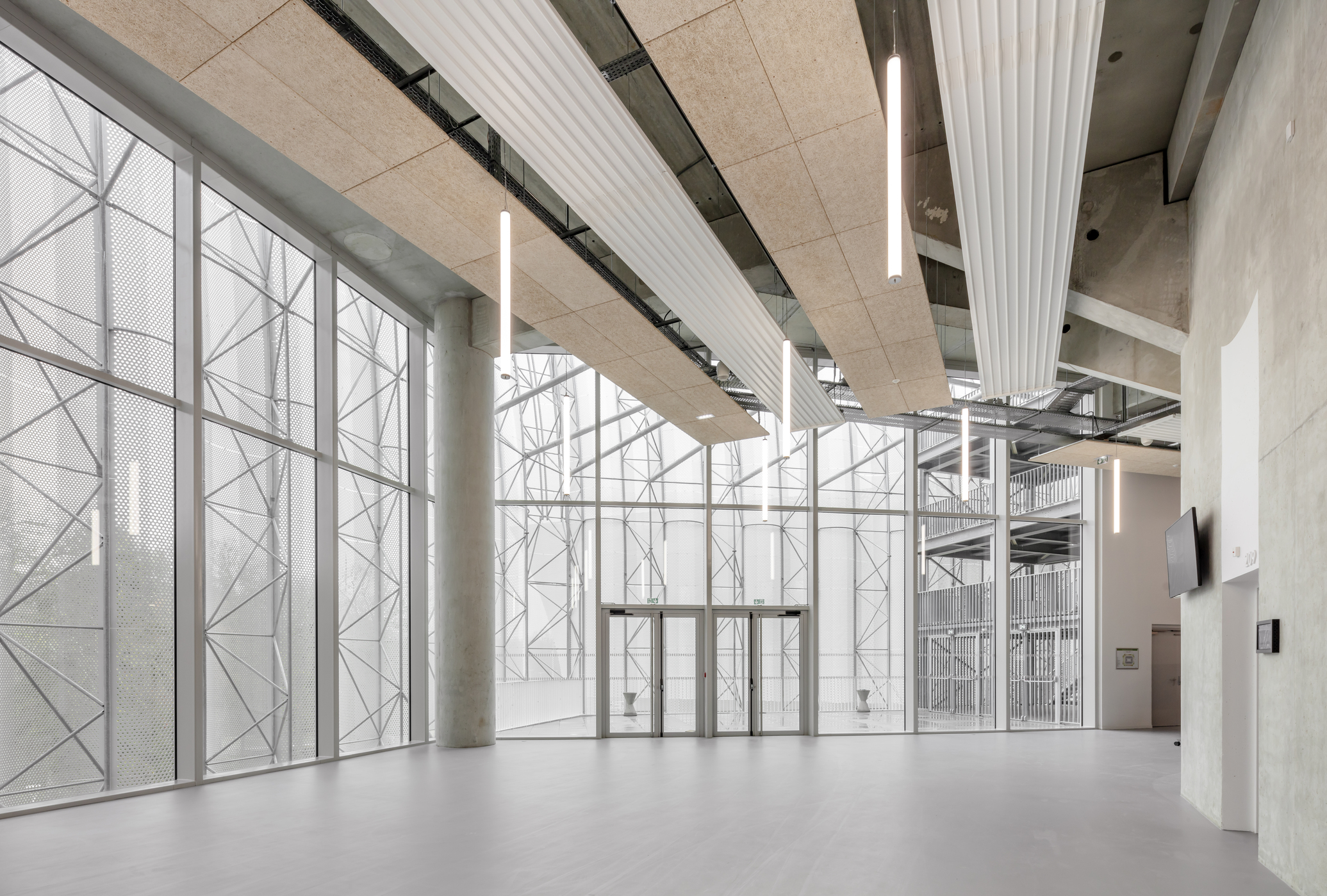 CO'Met 各場館內特別以低調的灰色系，描繪質樸的空間氛圍。