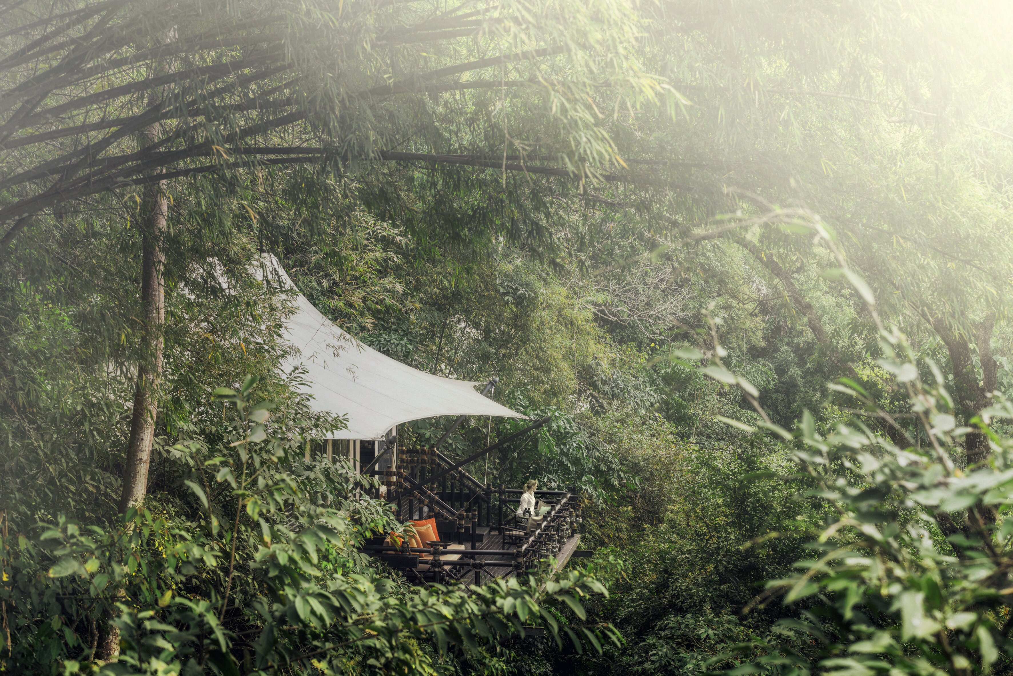 被一大片原始叢林環繞的 Bamboo Tent，享有最不受干擾、與世隔絕的渡假情境。 (© Ken Seet / Four Seasons)