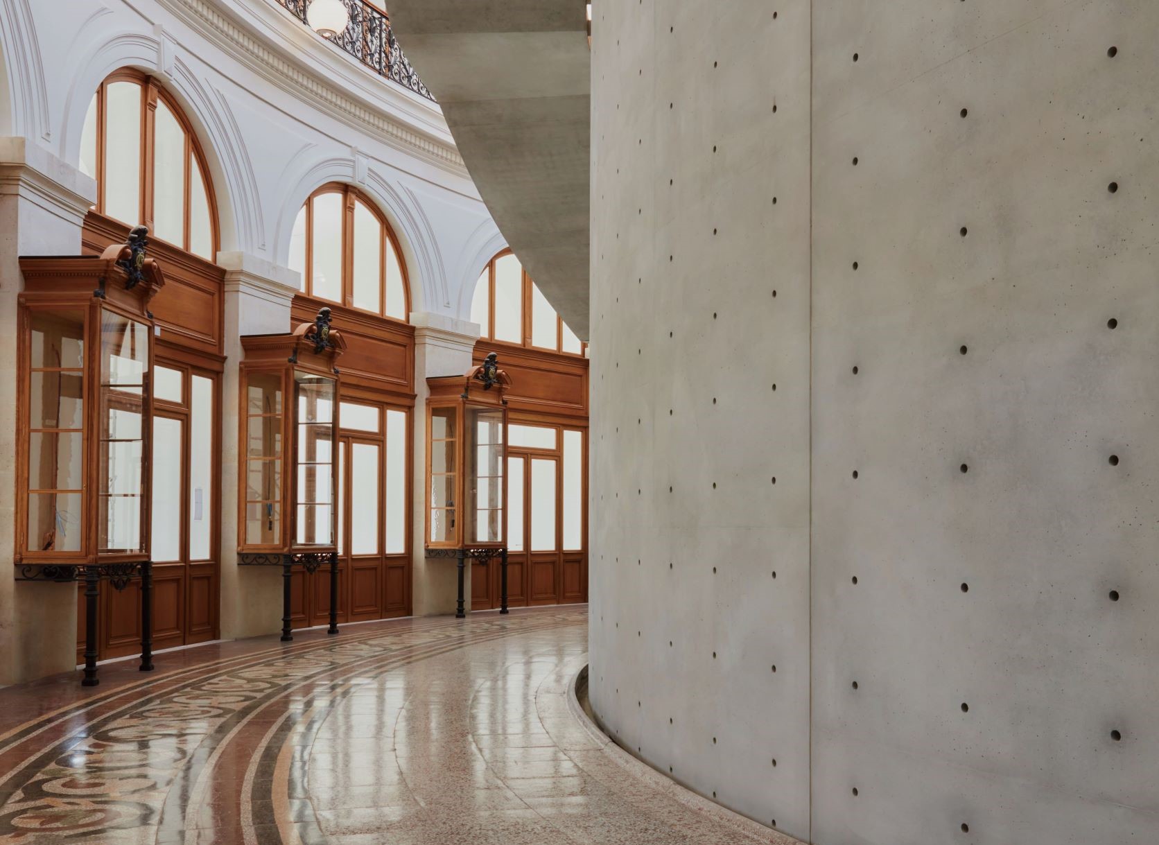 高 9 公尺的圆柱式清水模结构，以极简素雅之美对应原建筑的巴洛克风情。 ( © Maxime Tétard, Studio Les Graphiquants, Paris )