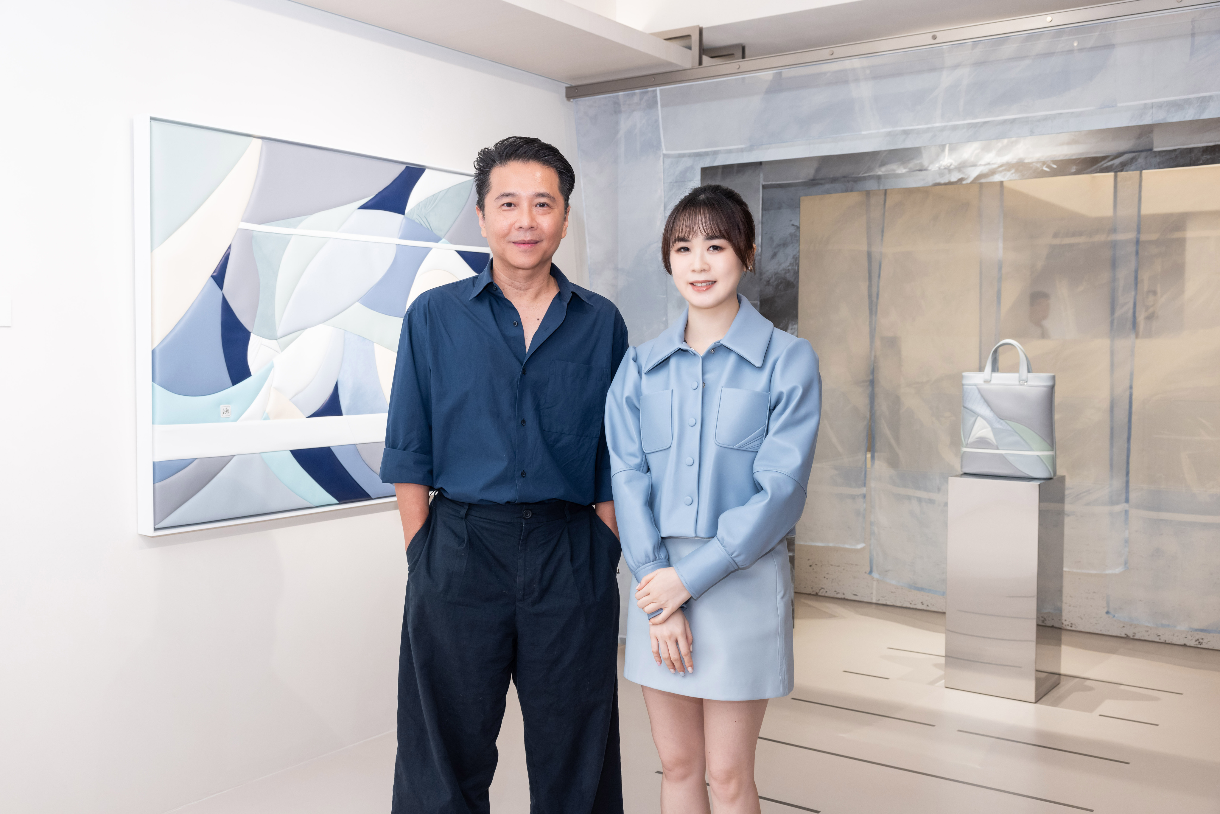 皮革藝術家 Grace 與獨立策展人胡朝聖。