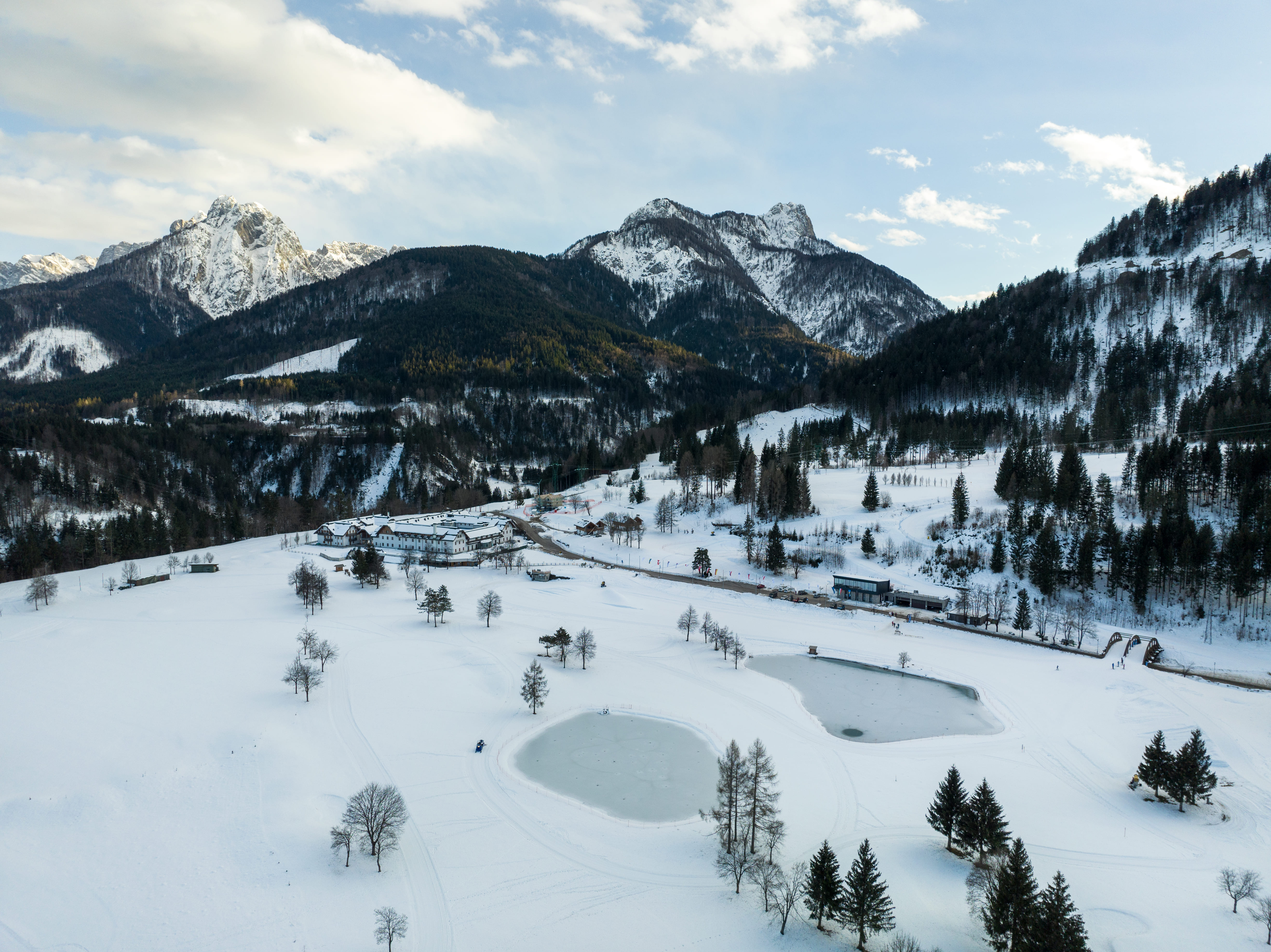 建築座落風景如畫的高山地帶， 設計以最小化對自然地貌的干擾為核心。