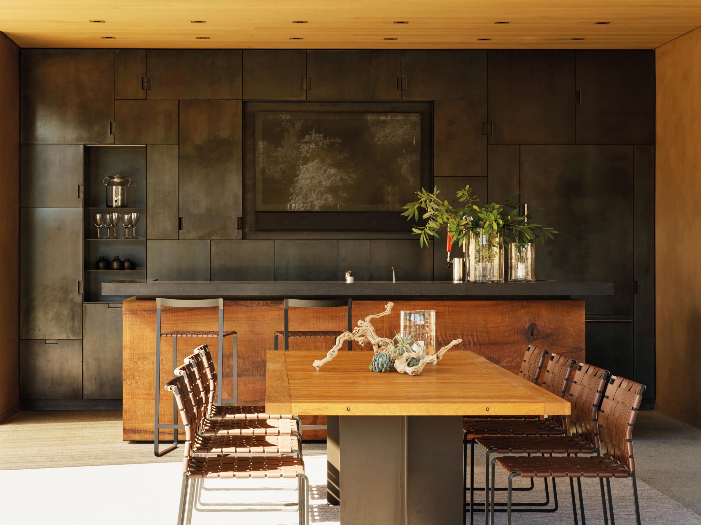 特别订制的家具，从材质到色彩均取自在地环境，展现室内外连成一气的氛围。