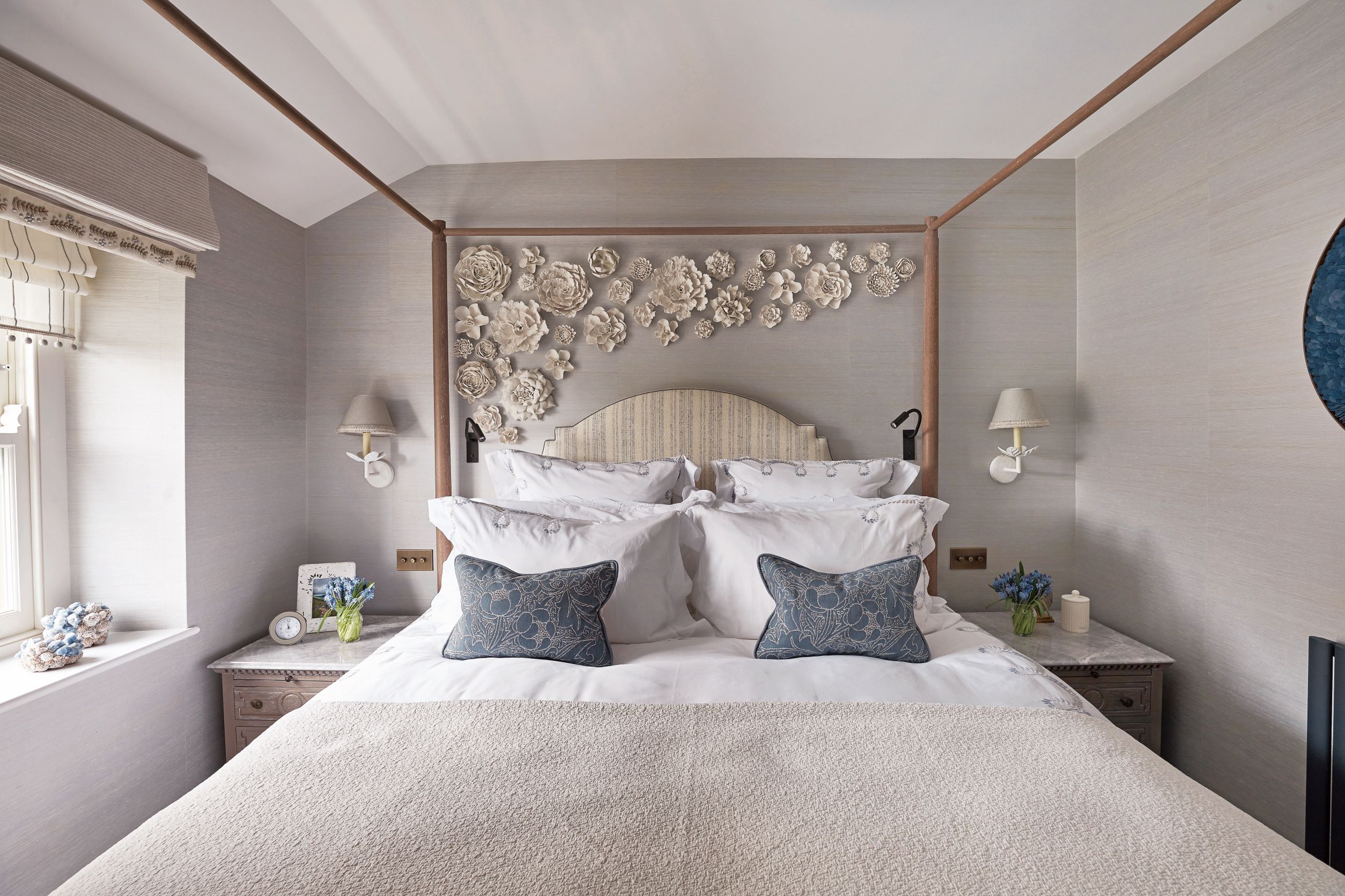 Little Nut Cottage 里搭配柔和色调的家具家饰品，让老旧的建筑转变出层次丰富又舒适惬意的氛围。