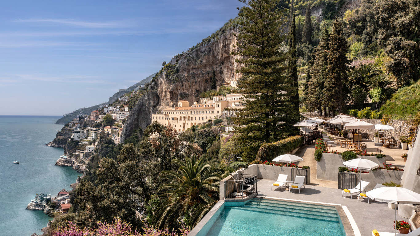 镶嵌在海湾悬崖上的 Anantara Convento di Amalfi Grand Hotel。