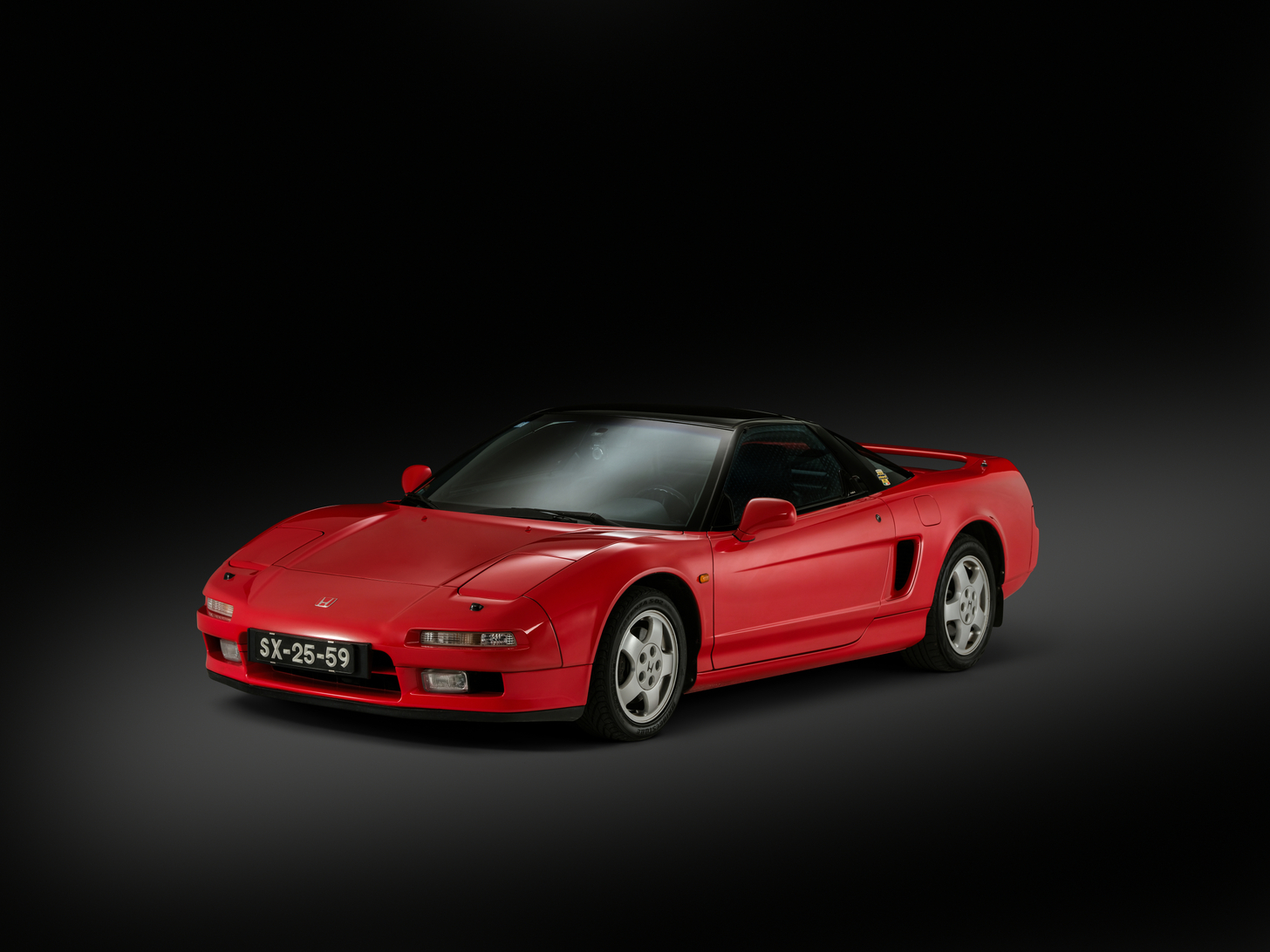 1990 年推出的 NSX 採用鋁合金打造，搭配中置引擎設定，即便以今日標準審視，仍是極為精湛。
