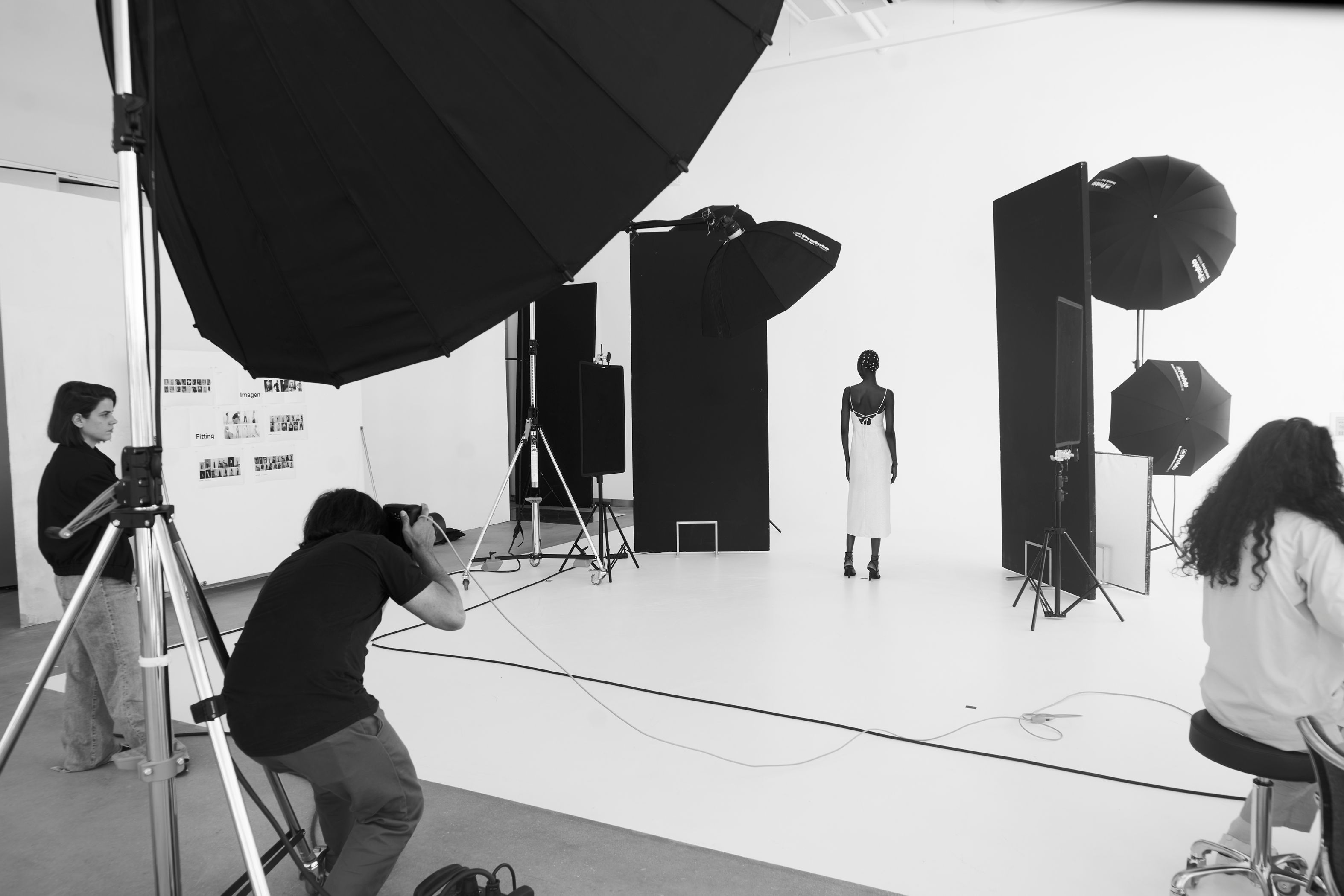 在 Inditex 总部有 10 个摄影棚，每季新作上市前，Marta Ortega 都会邀请知名摄影师与超模拍摄形象大 照，为快时尚注入不输奢侈精品的高端气场。