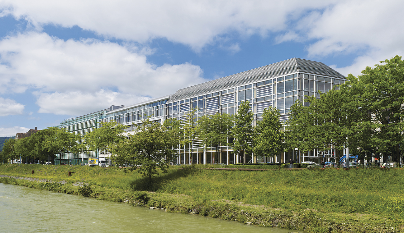 漢諾威國際博覽會日本館。此館當初在安檢上受到主辦單位的質疑， 但坂茂還是克服重重環節完成這件大尺度的作品。