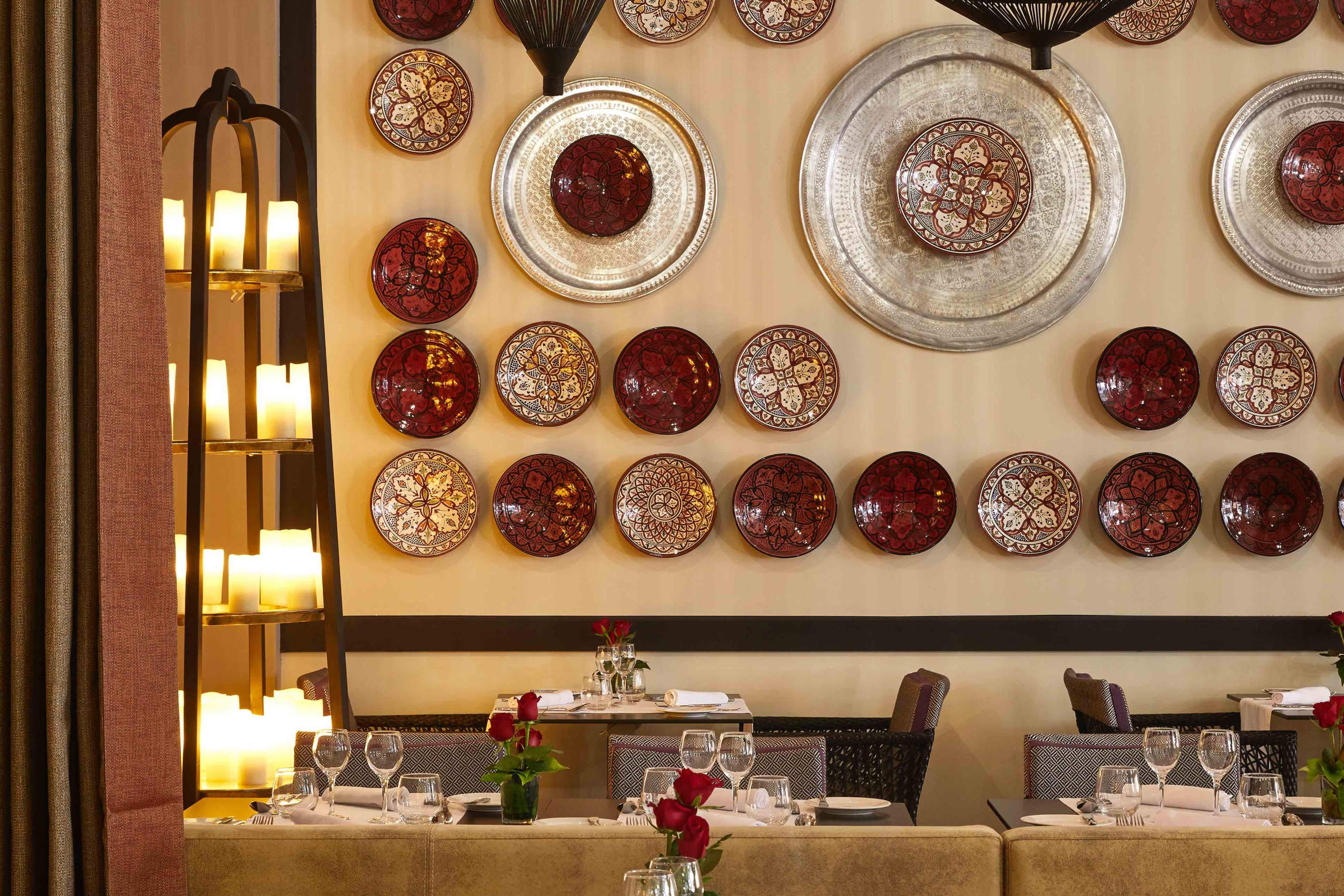 Mövenpick Hotel 由内而外大量使用木材、铜等自然元素，构出马拉喀什 Mix&Match 的民俗风情。