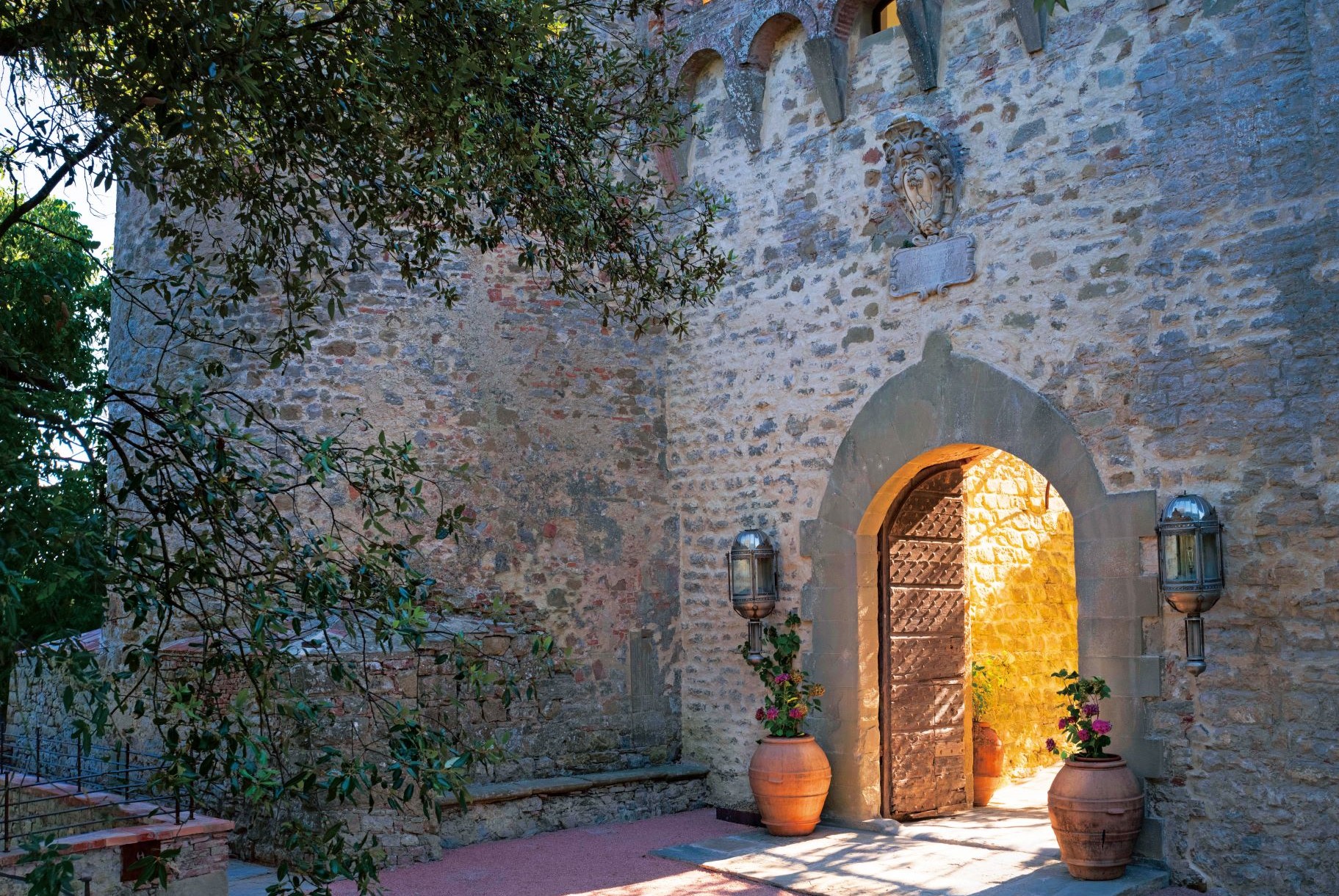 重新翻修过的城堡大门，依旧展现出迷人的古意。