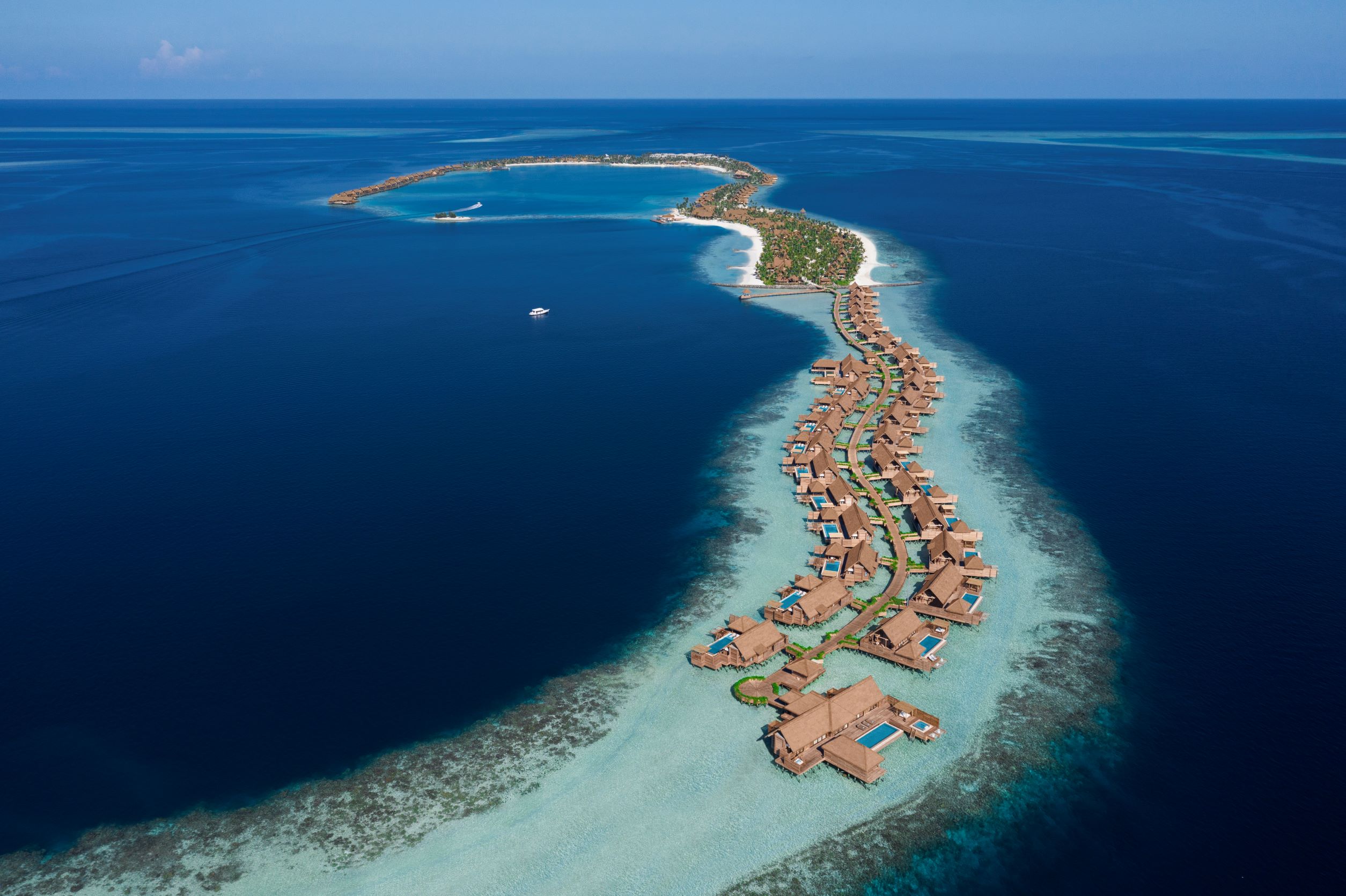 Waldorf Astoria Maldives Ithaafushi 在 3 座小岛上打造出 122 间豪华别墅套房。