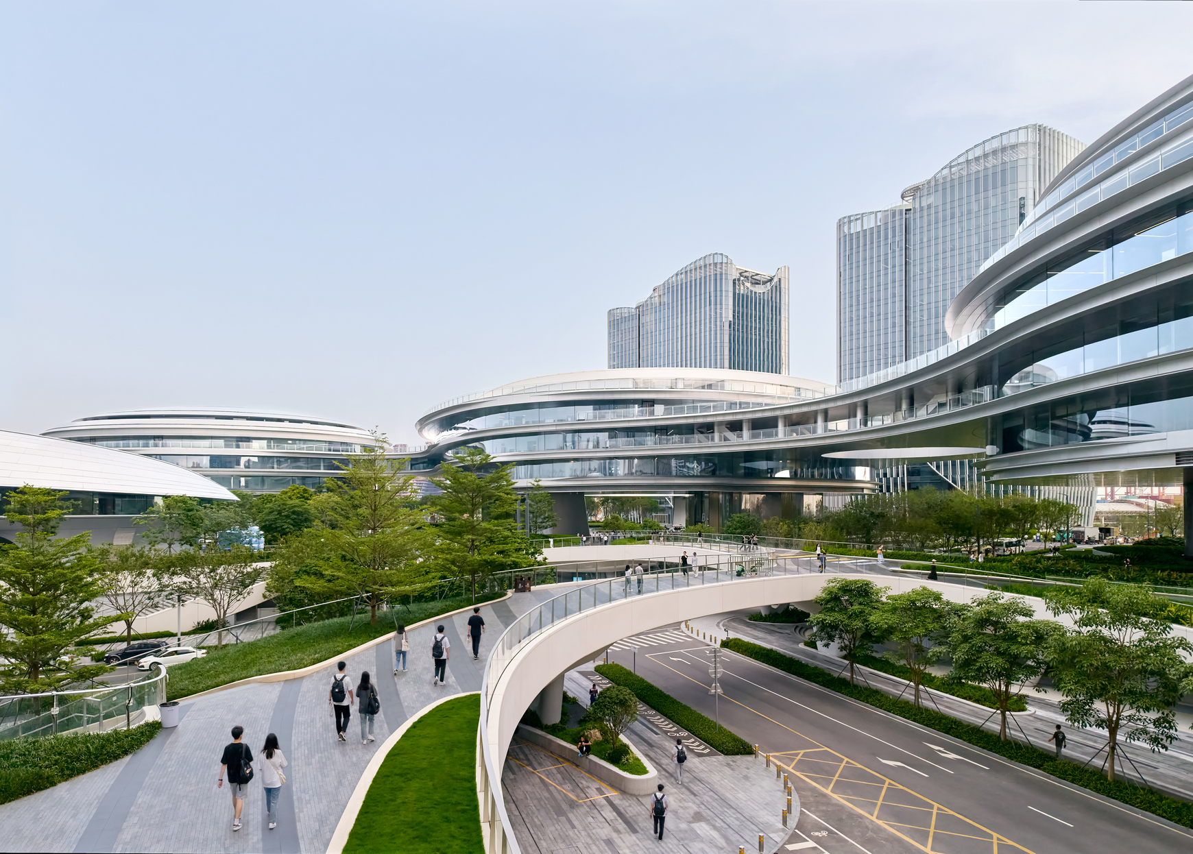 空中連橋串聯建築量體與公共空間，綠意步道延伸城市與海洋的連結。（ © AOGVision ）