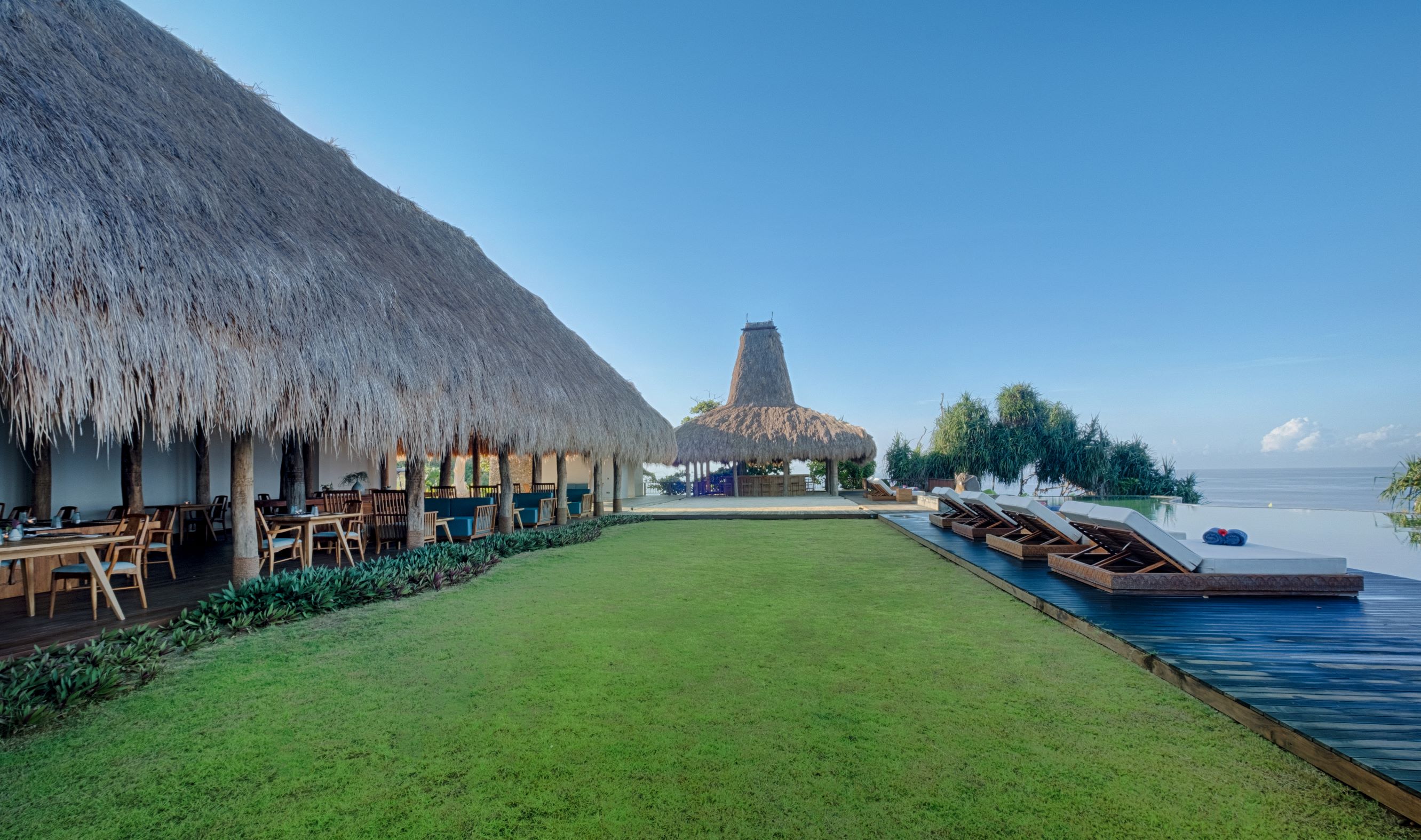 Lelewatu Resort Sumba 的所有建筑均采用当地传统的茅草屋顶。