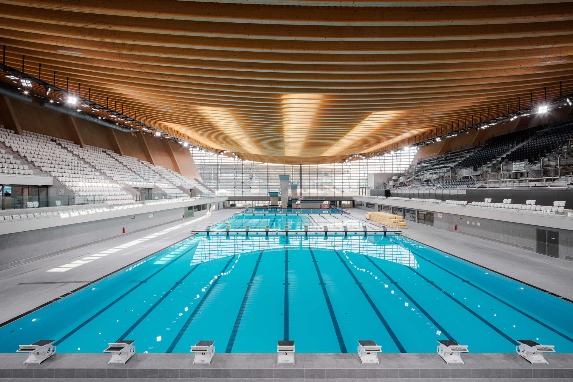 巴黎 Aquatics Centre 以木结构打造出的流线型屋顶，特别设计 5 道长条形天窗。