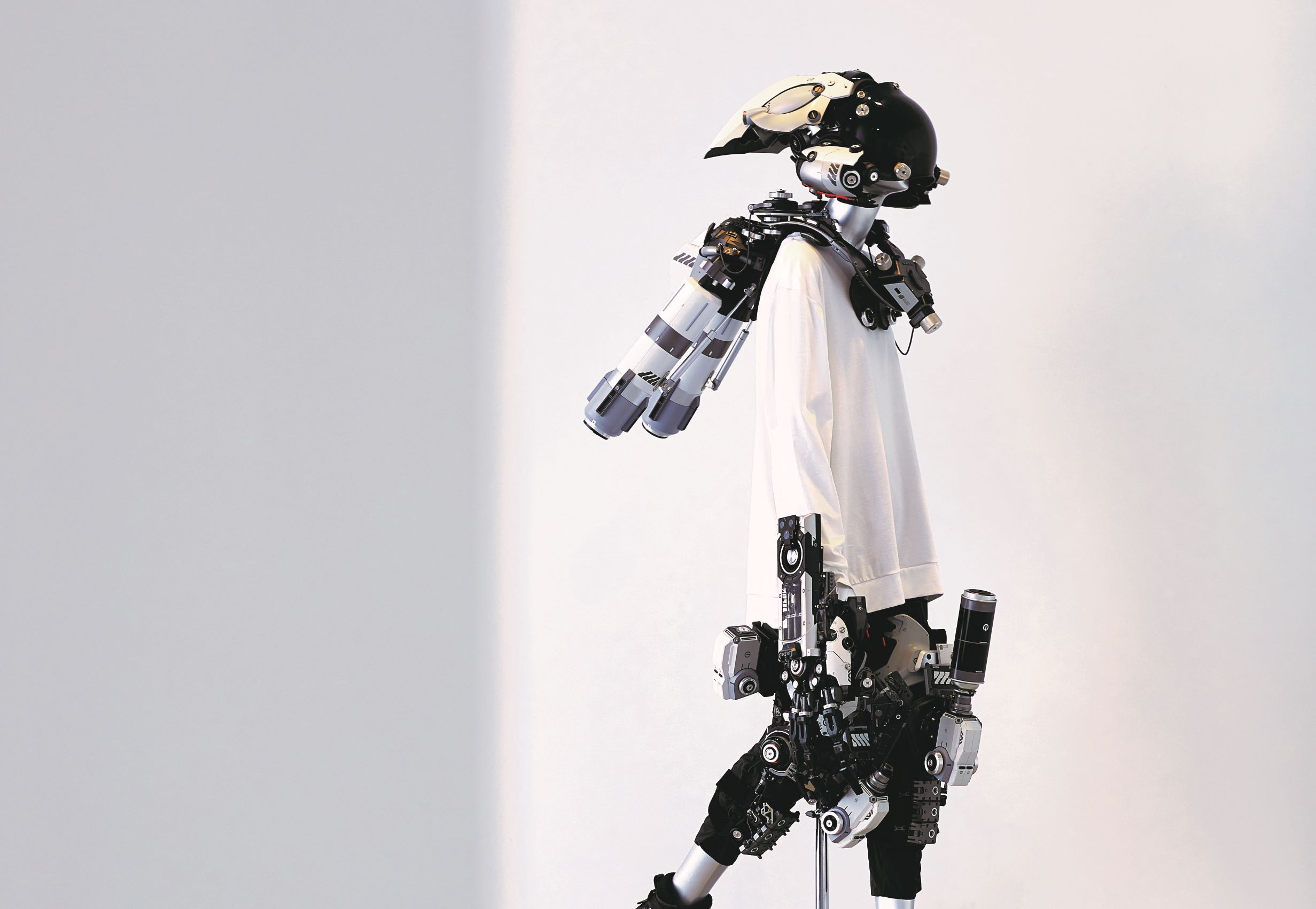人檯模特兒穿上池內啟人與日本機器製造商 Skeletonics 一同打造的可穿戴外骨骼機械手臂，極有可能就是人類未來的模樣。