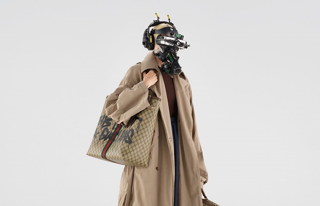 形象大片中展示许多 Balenciaga 与 Gucci 联名的作品，例如 Gucci 经典包包上的 GG 变 BB，上头甚至大大写着「这不是 Gucci 包」非常幽默。