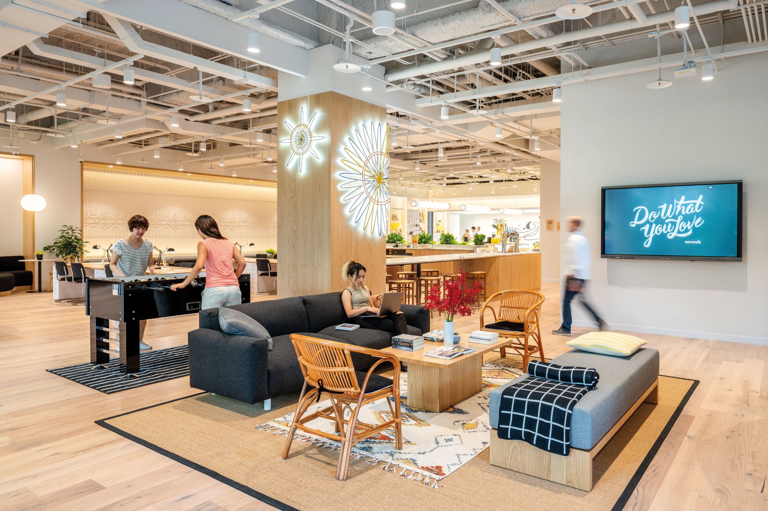 WeWork 台北除了各式工作座位、会议空间，同时也配备有客厅、饮料吧台、足球游戏机等让会员放松休闲。