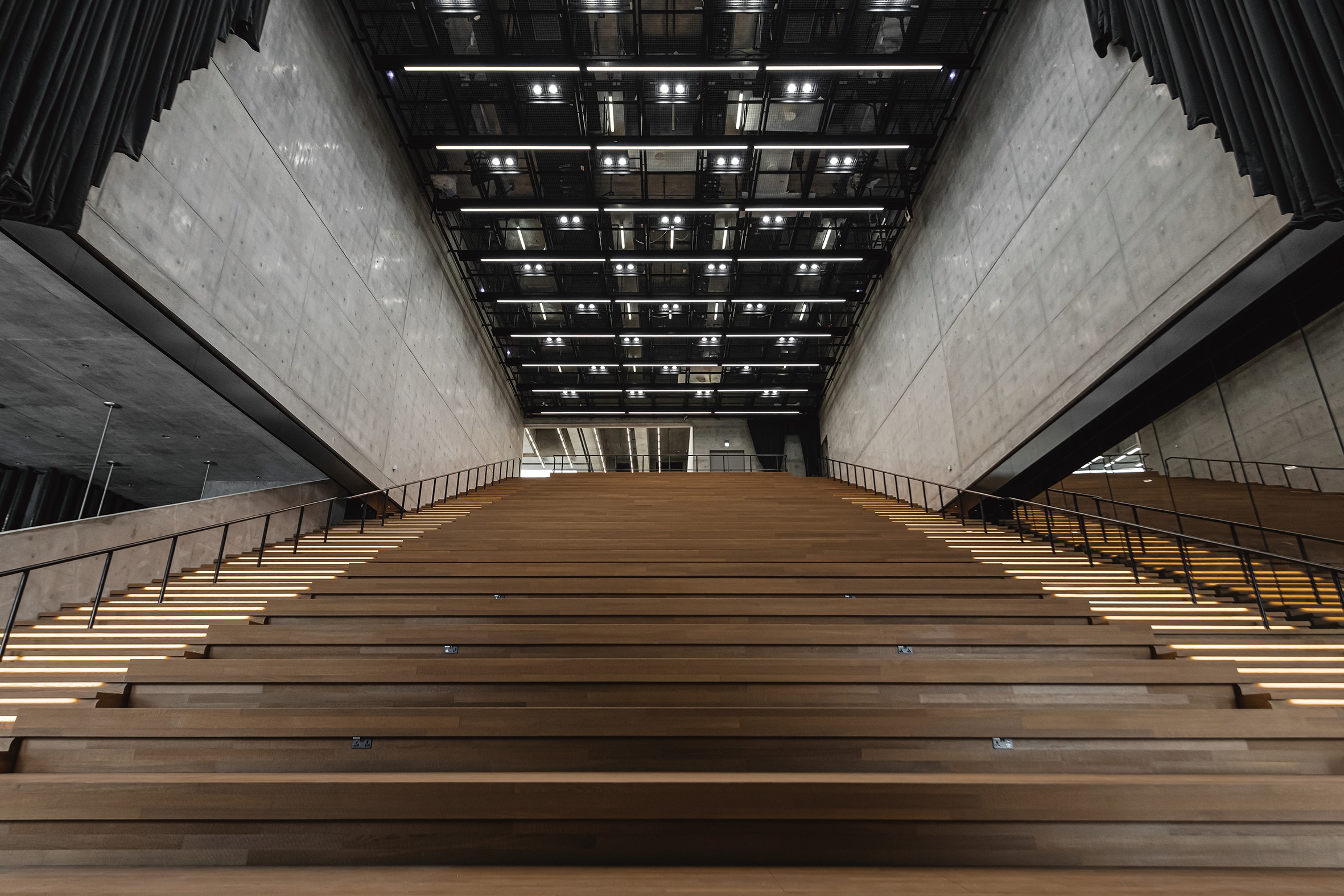 M+ 的大阶梯空间，除了可作为民众自由聚会的空间，也可作为演讲厅和放映厅使用。 ( © Kevin Mak )