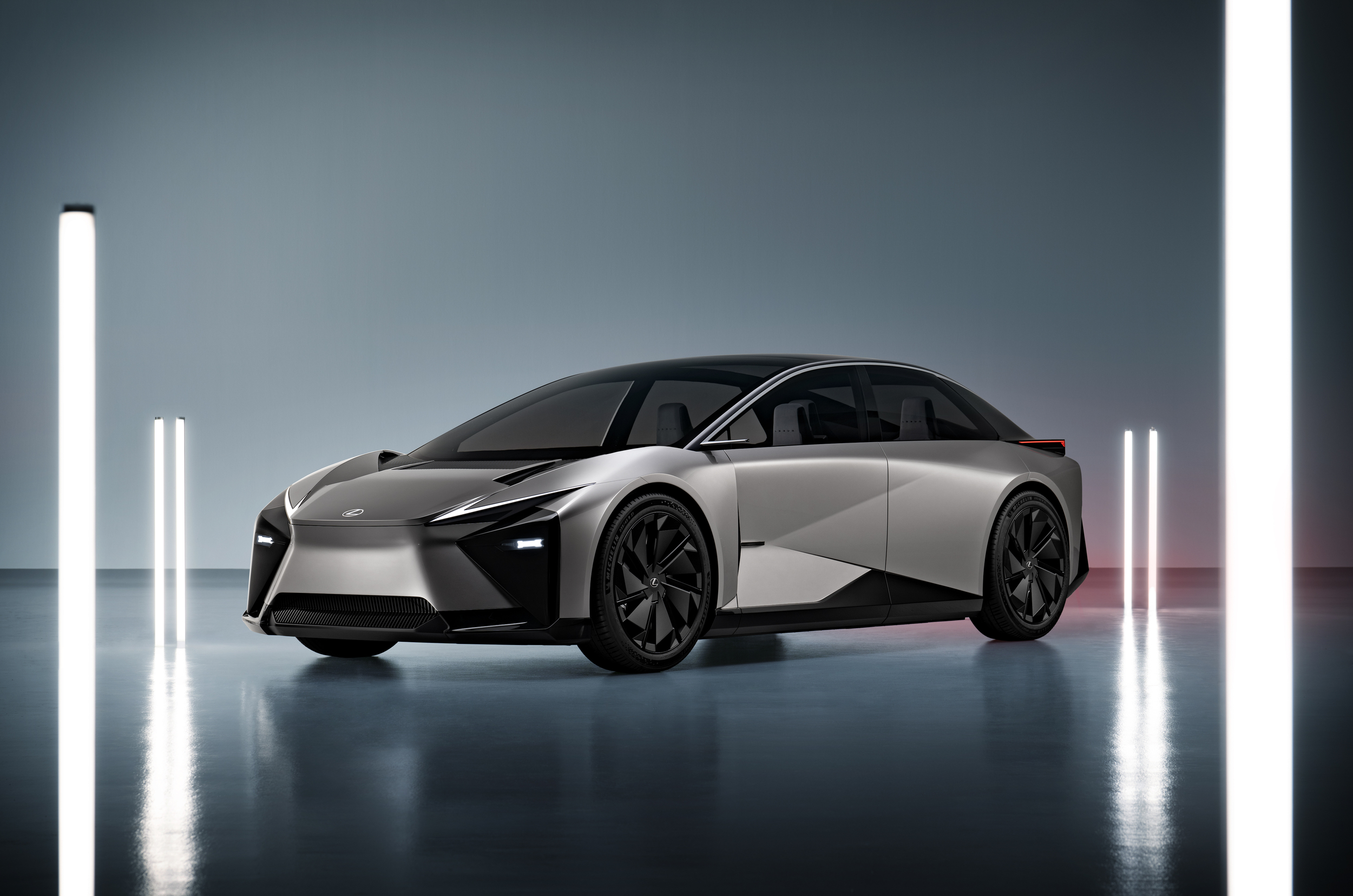大面积钣件与楔形褶线充满设计感，也预告了 Lexus 的新世代风格。