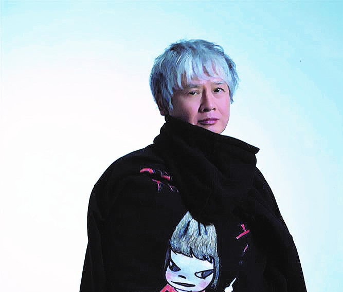 70 年代是摇滚乐百花齐放的时刻，青少年时期的奈良美智不避讳说自己是「摇滚宅」，曾经从唱盘封面获得许多创作灵感，本次和 Stella McCartney 联名系列成为跨世代共同祈愿更美好未来的体现。 (© STELLA McCARTNEY 日本官网)