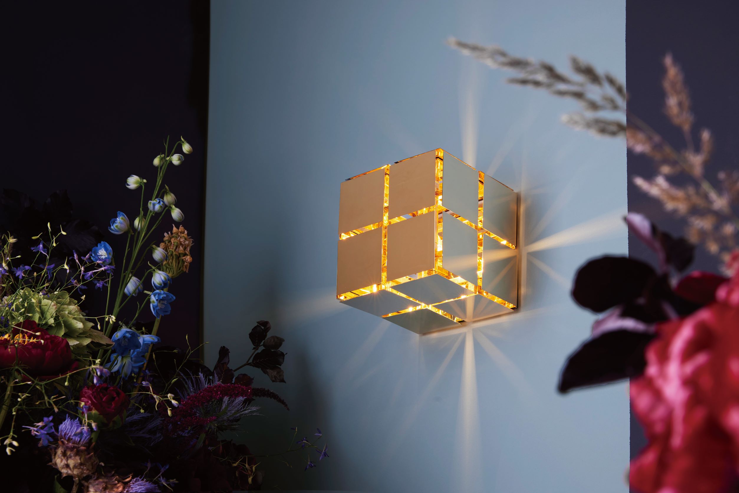 Mydriaz 的 Cube 系列灯饰，让光线能从黄铜间隙中完美流泄，映照出迷离趣致的艺术视觉。