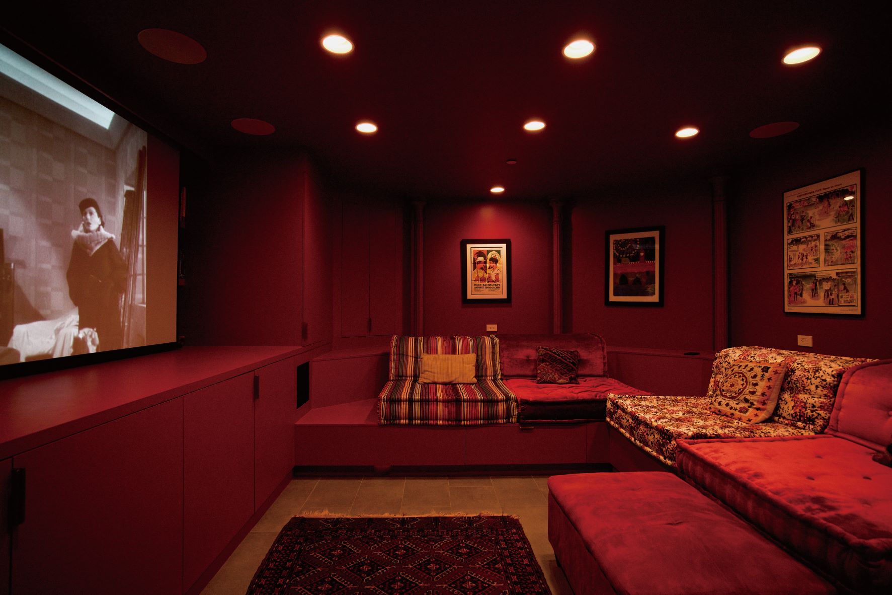 以往作为长工与佣人使用的地下室，如今改建成为一家六口的电影院，扩大居家娱乐与舒适度。