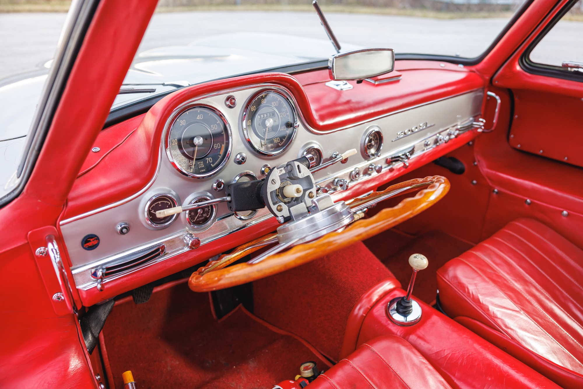 以手工制造的皮革与原木内装，充分展现了当代的豪奢风格。