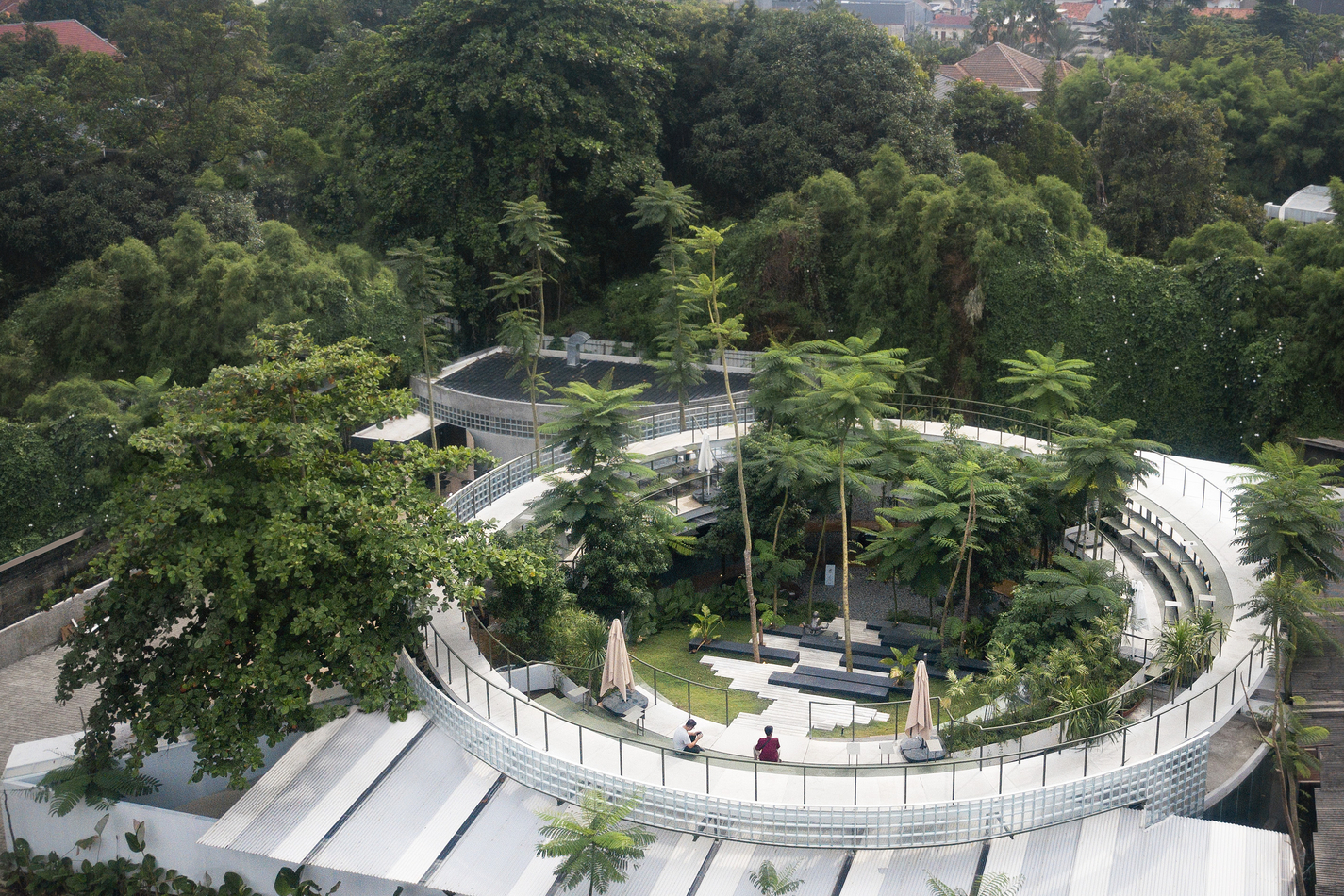 Tanatap Ring Garden Café，在环形建筑的最上层设计有一条环型屋顶步道。