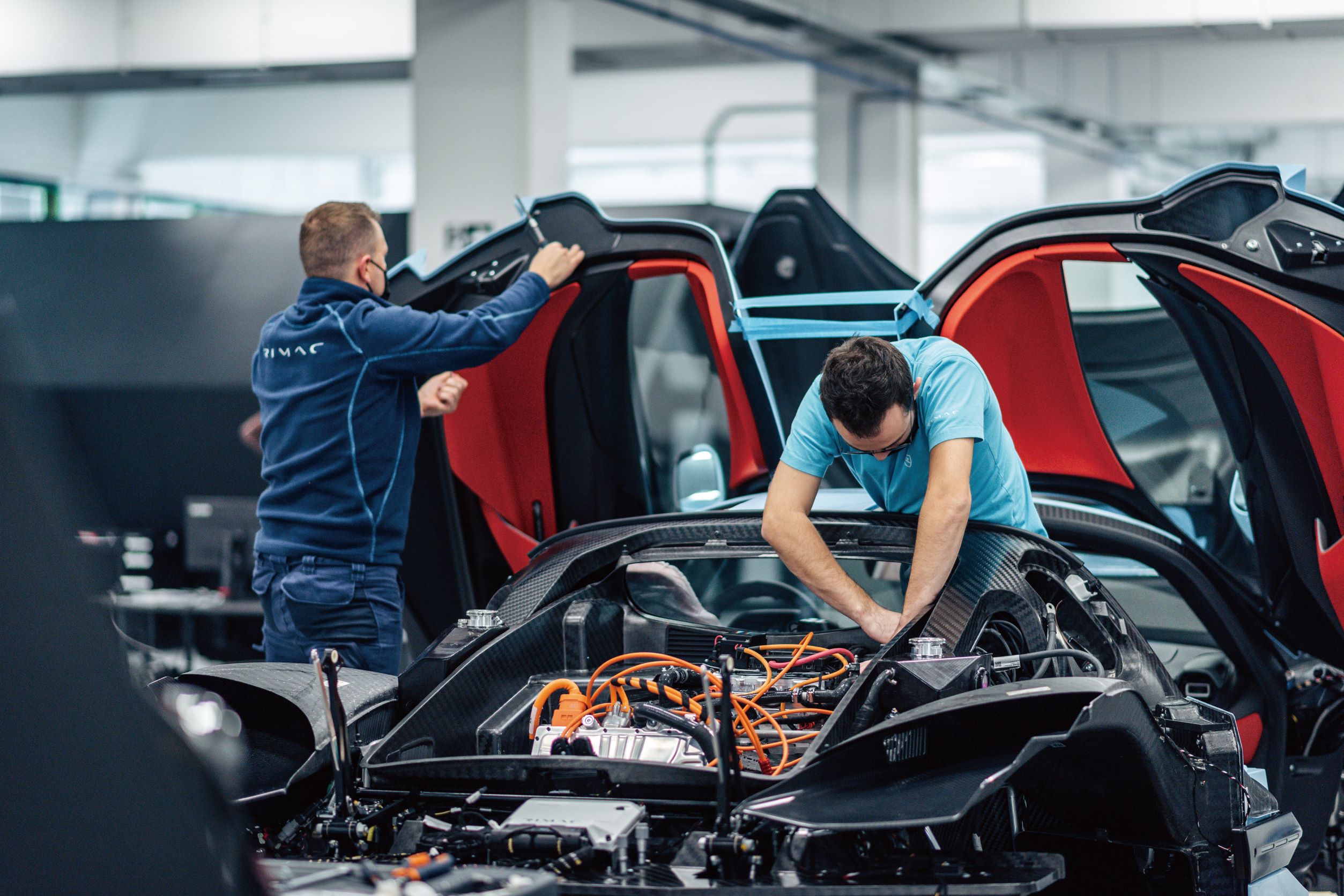 基于品牌各自独立原则，Rimac Nevera 组装线位于克罗埃西亚，Bugatti 则维持法国 Molsheim 的工厂生产。