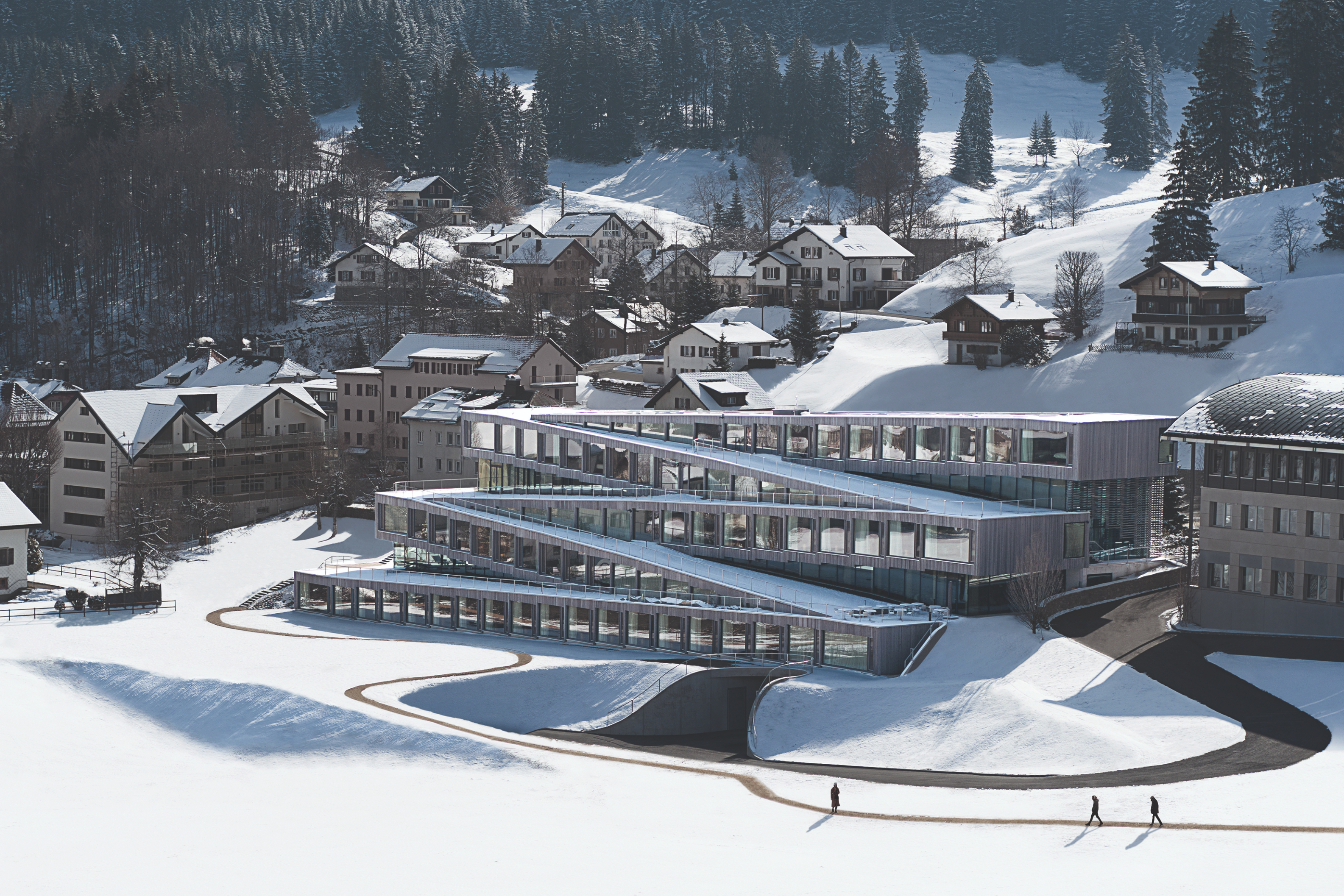 以大胆「之字形」曲折量体， 回应瑞士汝拉山谷的独特风土。 （ © Audemars Piguet ）