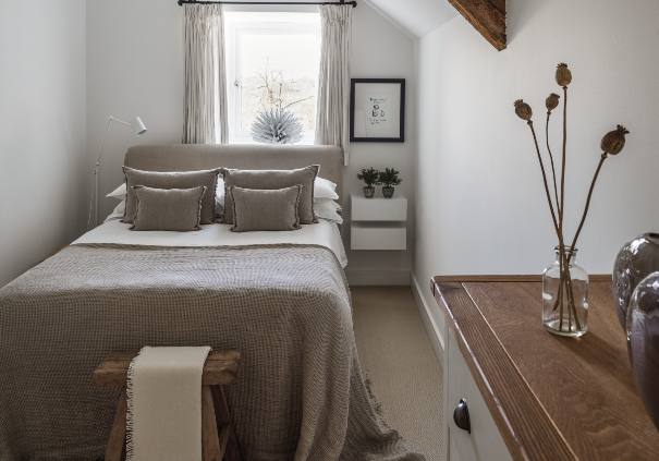 房间色调与寝饰织物皆以明亮柔和为主，点缀复古家具，营造出温馨舒适而惬意的氛围。