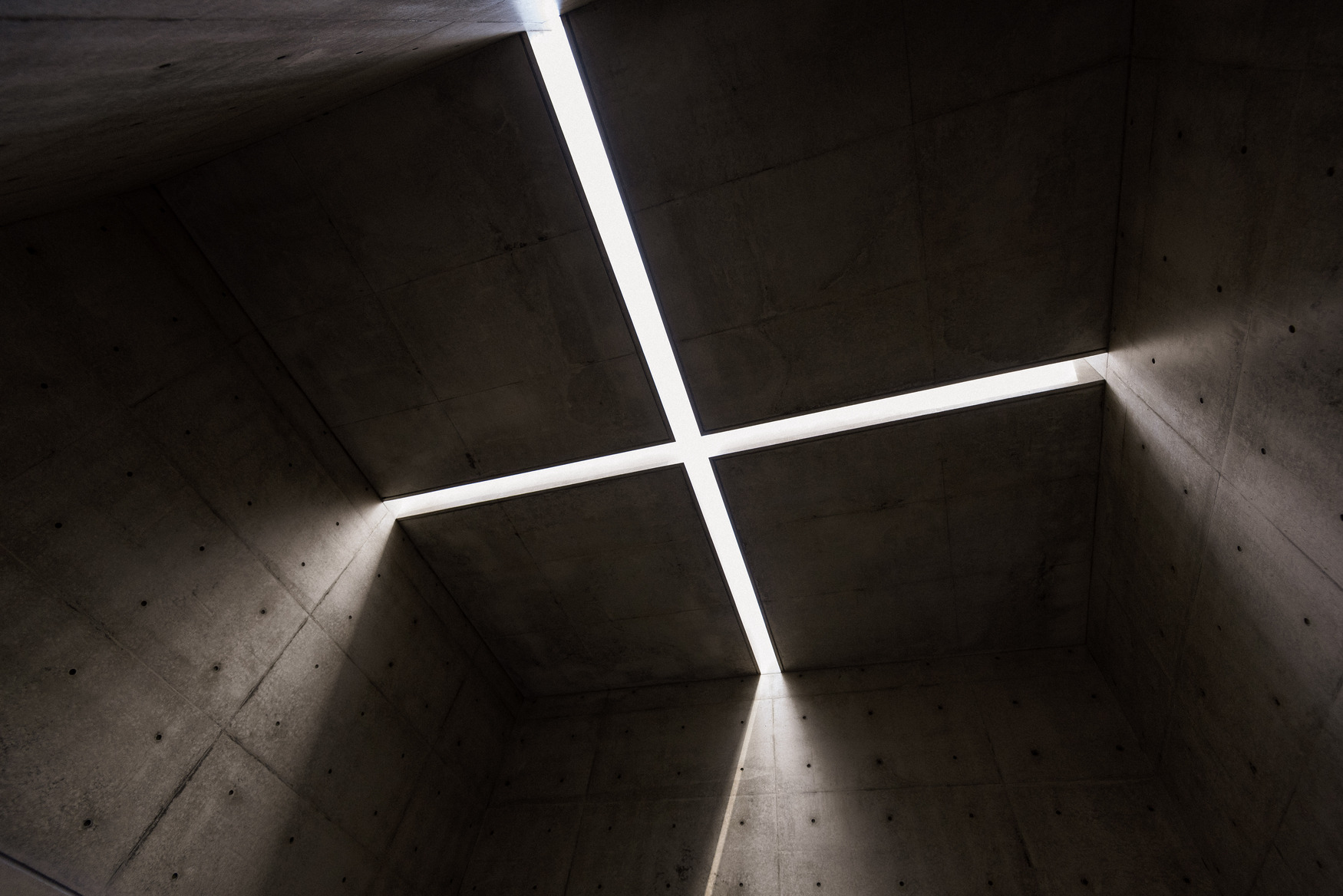 以纯粹的清水模空间承接十字天光的 Space of Light，是安藤忠雄在韩国的最新作品。