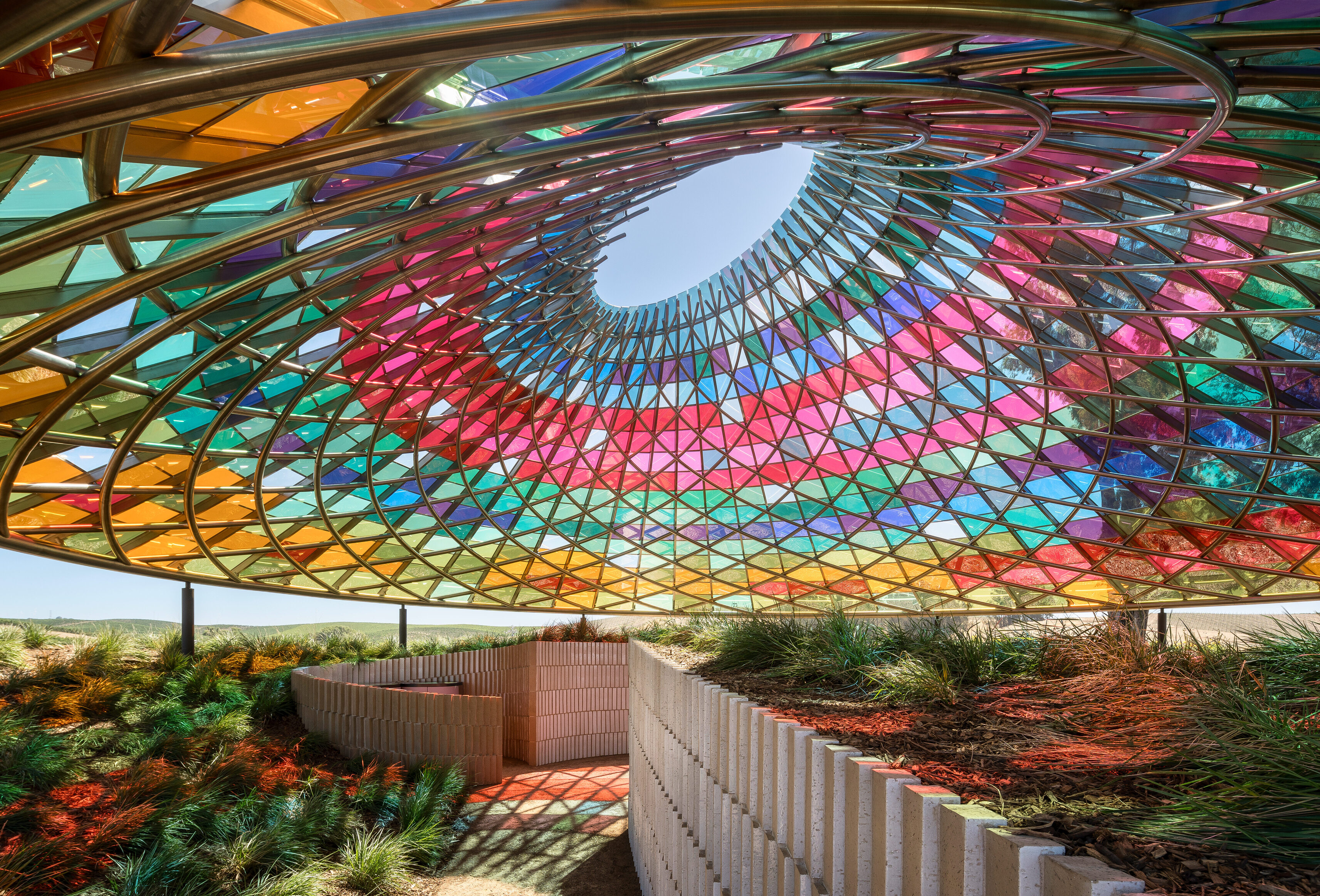 如同万花筒般的马赛克艺术屋顶，共由 832 片彩色玻璃组成。