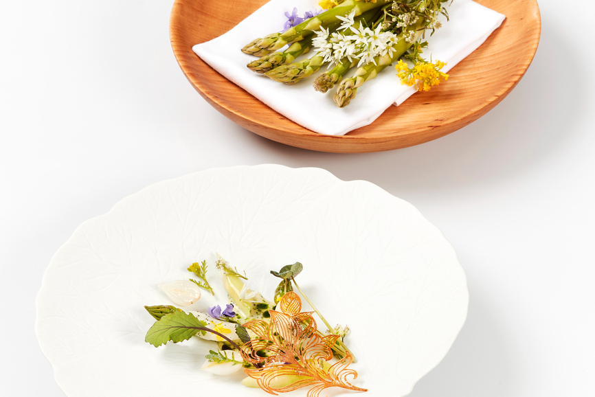 「绿芦笋佐熟成起司和野菜」特别 以雕花装饰增添摆盘美感。