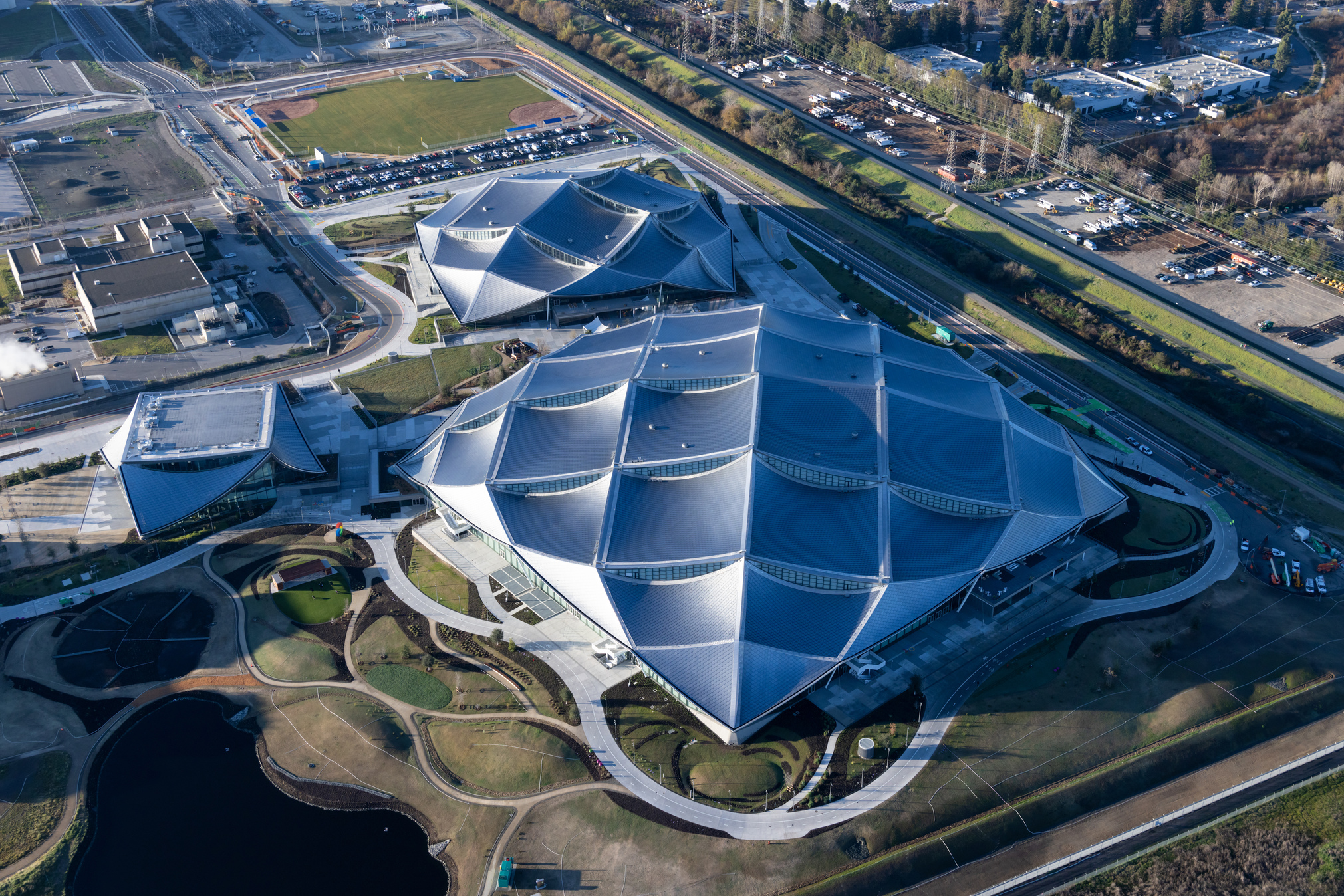 整个 Google Bay View Campus 共建造有 3 栋帐篷式节能建筑。