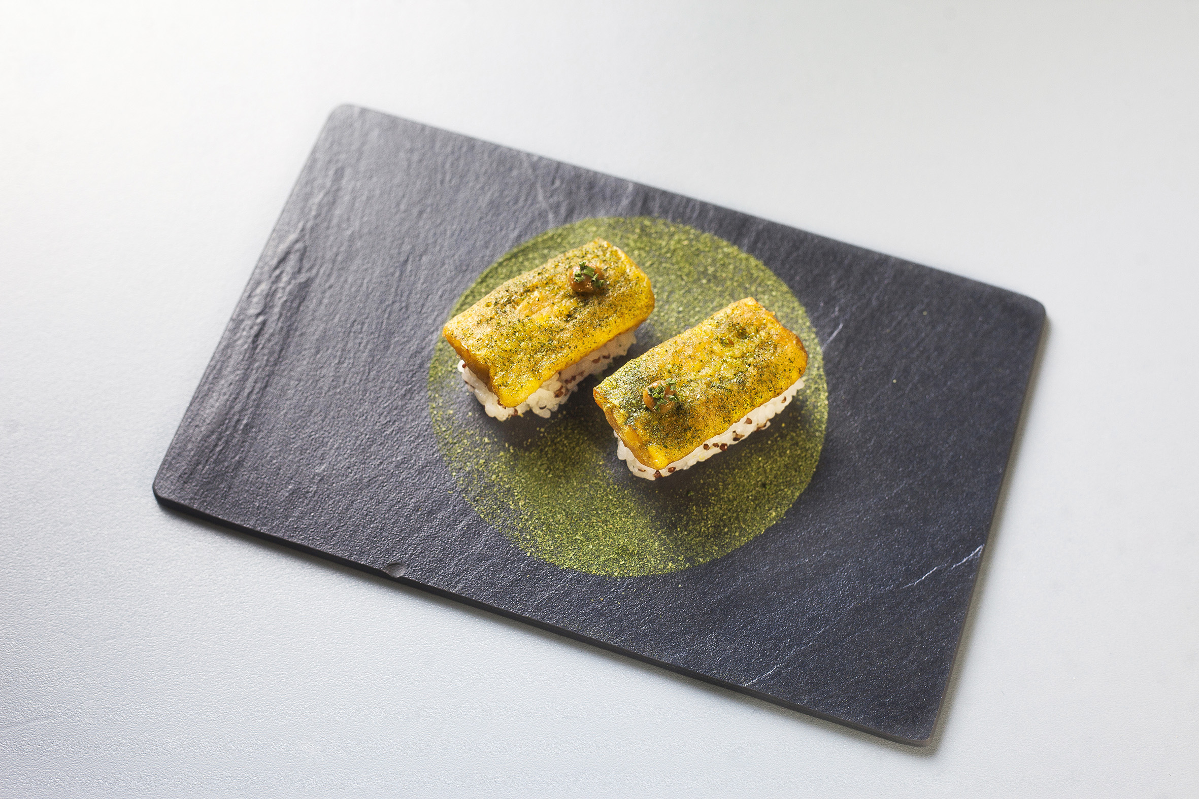 “水果玉米│台湾味噌│台梗九号”以握寿司型态呈现，水果玉米搭配台梗九号米、藜麦做成的温润醋饭，配上 60 年老店的台湾味噌，风味香醇开胃。