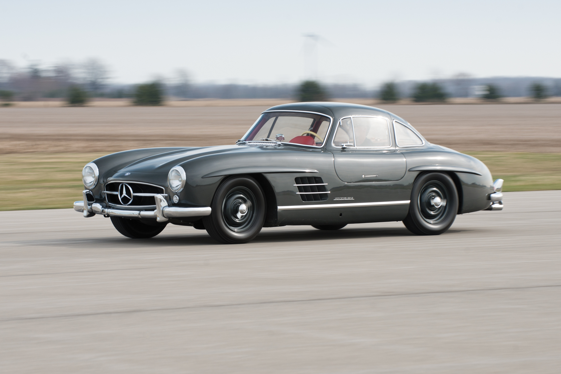 Mercedes-Benz 能稳定进行长时间高速奔驰，是 GT 跑车的重要能力。