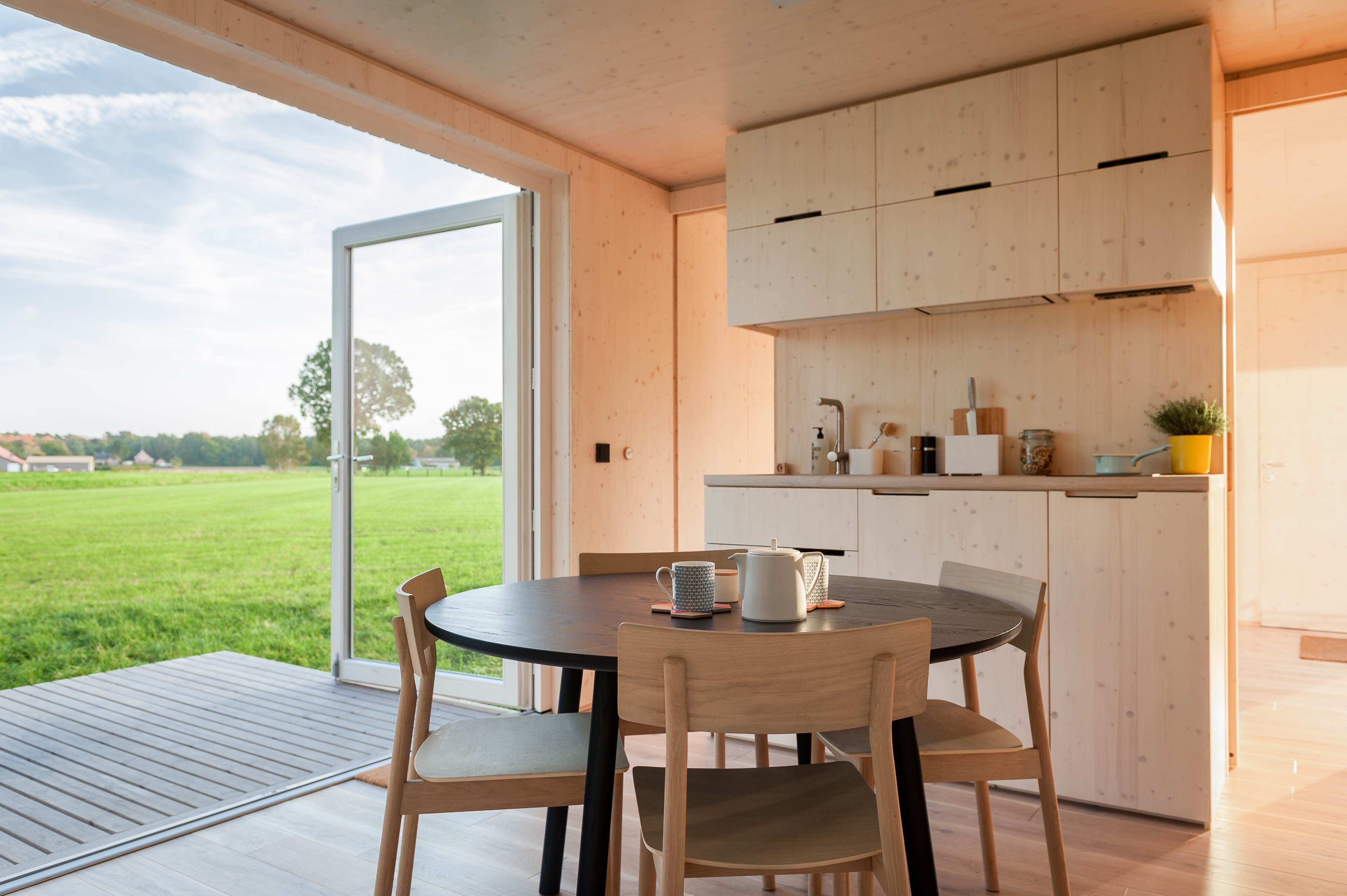 小巧的 Slow Cabins 里也配备有厨房餐厅等设施，完全满足住户隐居的生活所需。