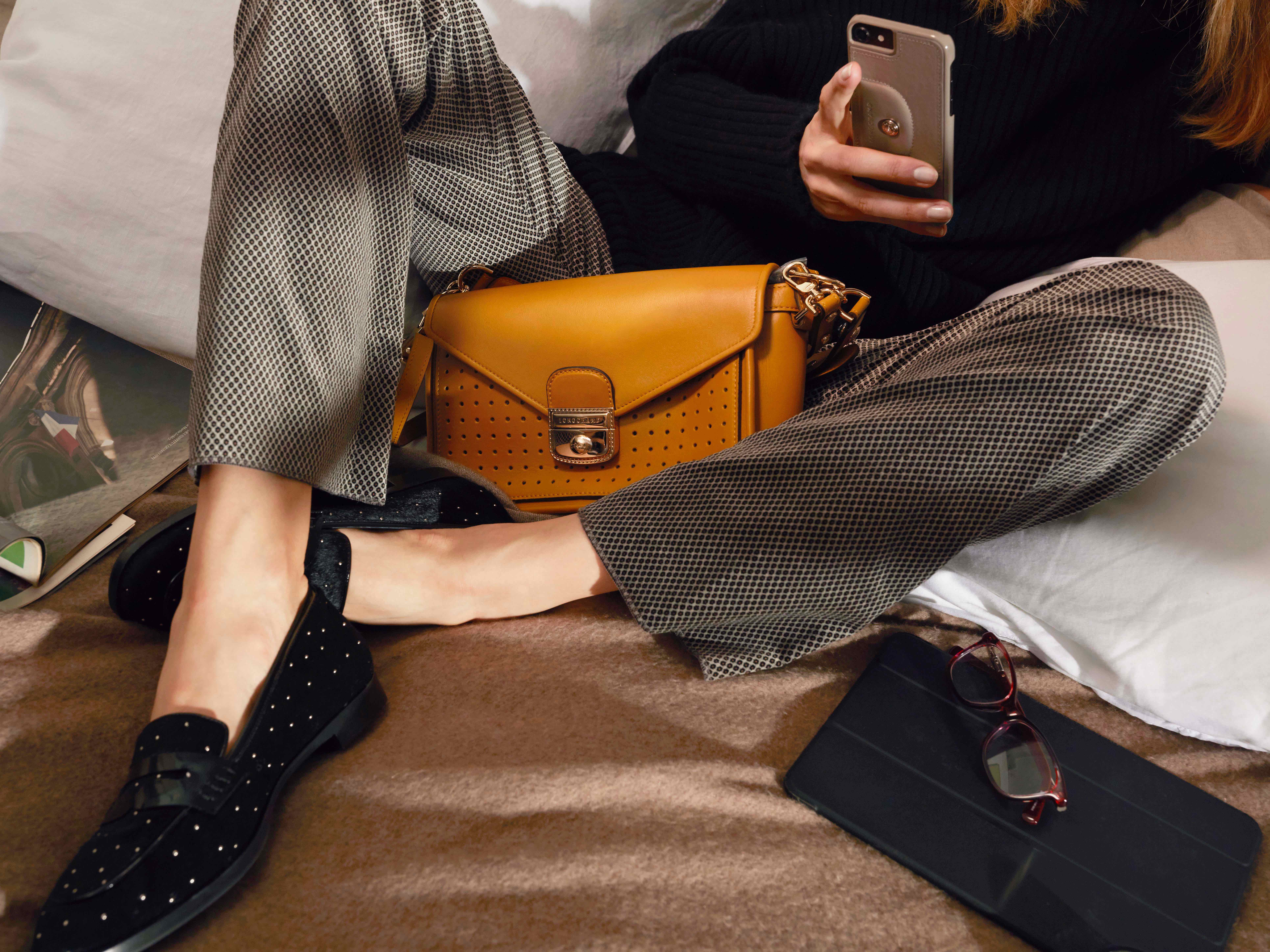 Mlle LONGCHAMP 系列是品牌精神象征的灵魂系列，体现了一种坦白率真，漫不经心无忧无虑，自由自在的法式精神气质。