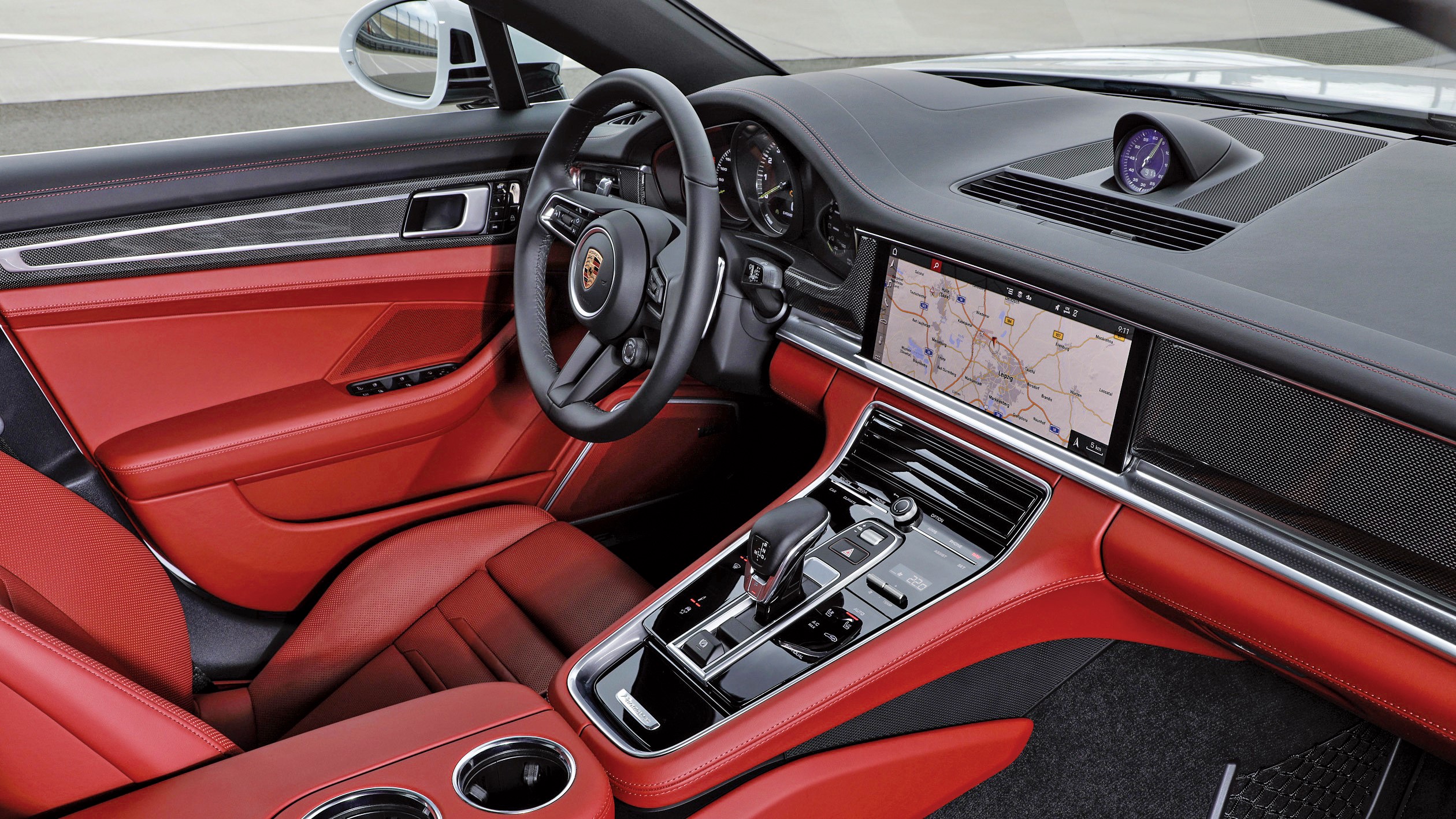 从 Panamera 开启的华丽中空台，诠释出一个新世代 Porsche 驾驶舱设计风格。