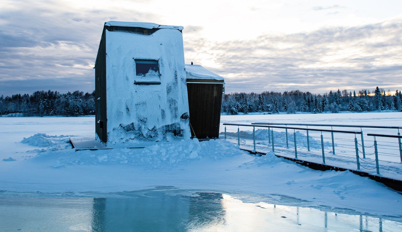 建造在吕勒河上的 Arctic Bath 木屋套房，在冬季时便遗世独立冰封于雪白天地间。