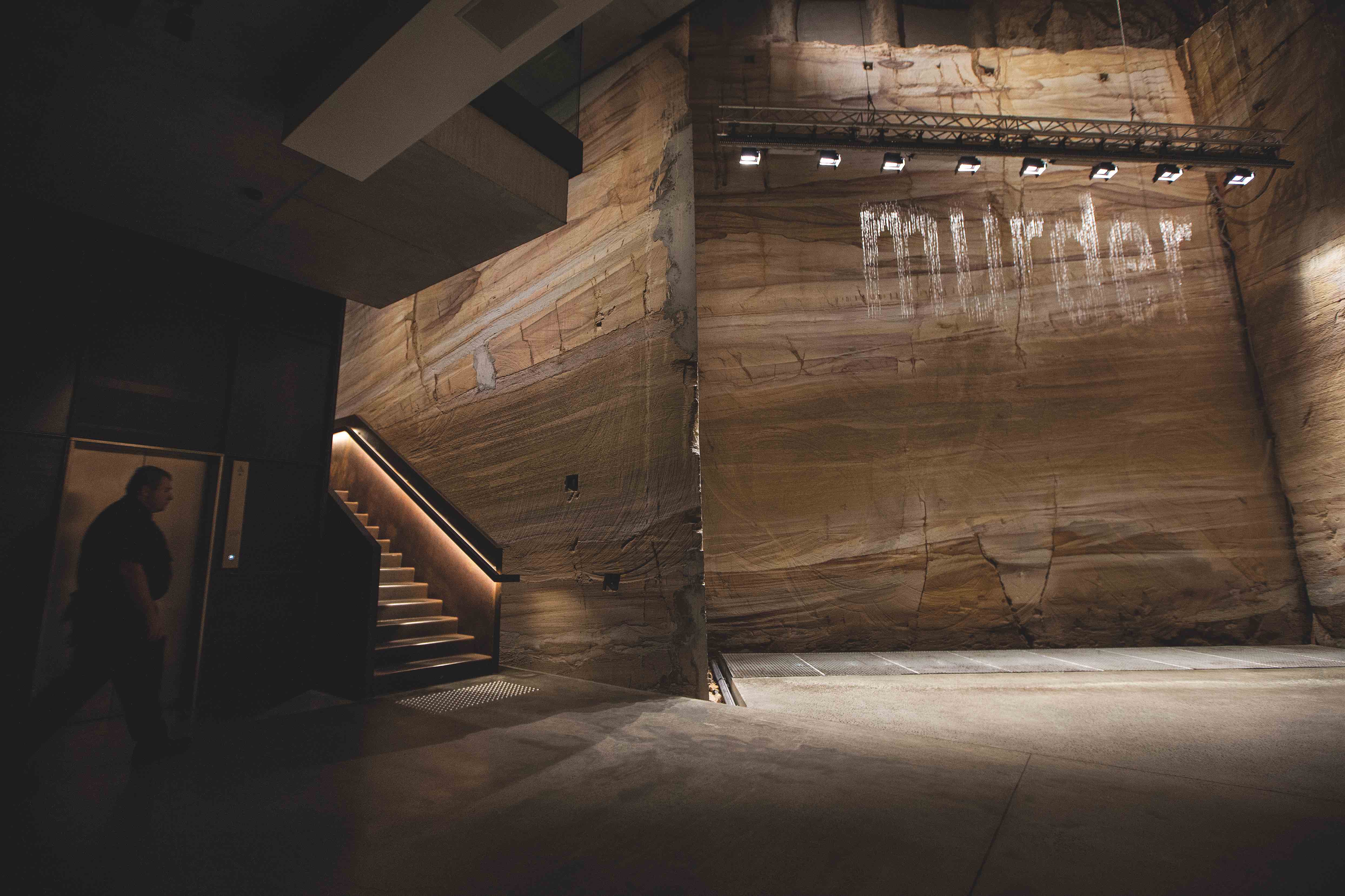 美术馆内未经修饰的裸露石壁，予人粗犷、原始的感受。