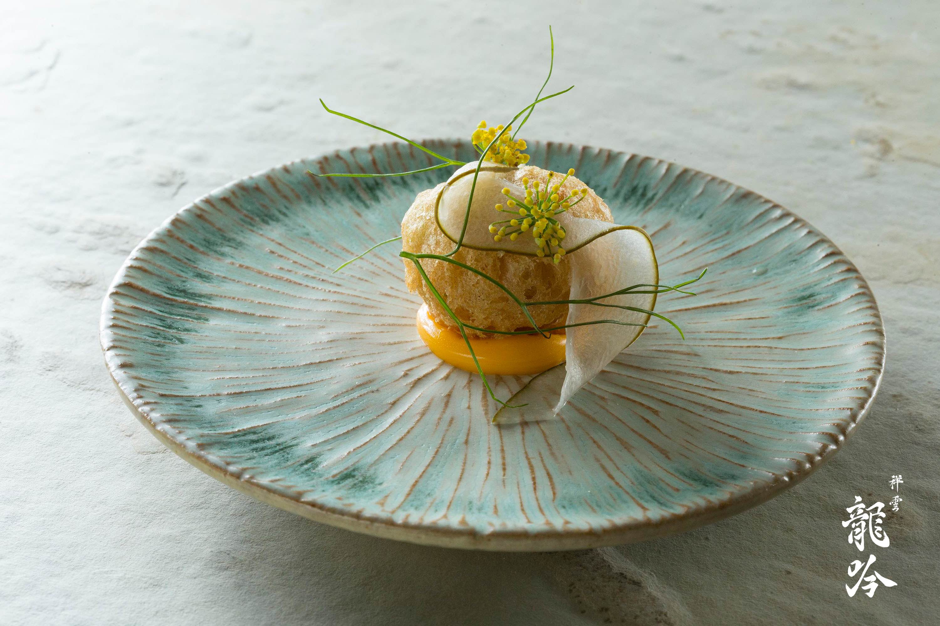 “熙春”套餐中，以红芦虾、大黄瓜、茴香花做成的丸子，清新爽口。