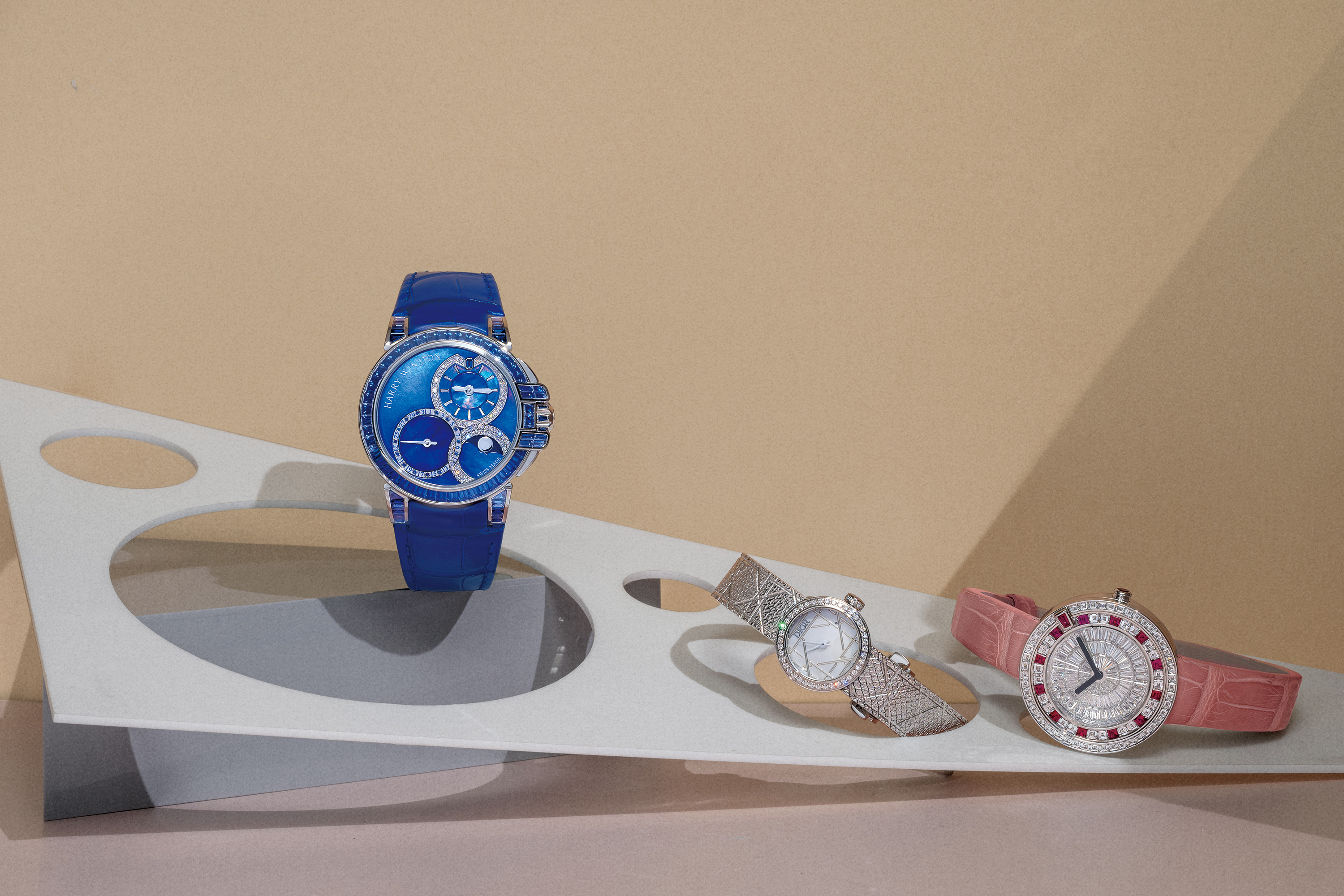 （左起） Harry Winston Ocean Date Moon Phase Automatic 腕錶，限量25 只。Dior La Mini D My Dior 腕錶，搭載石英機芯，不鏽鋼錶殼。DAMIANI Belle Epoque 美好年代系列密鑲滿鑽及紅寶石腕錶，搭載石英機芯。
