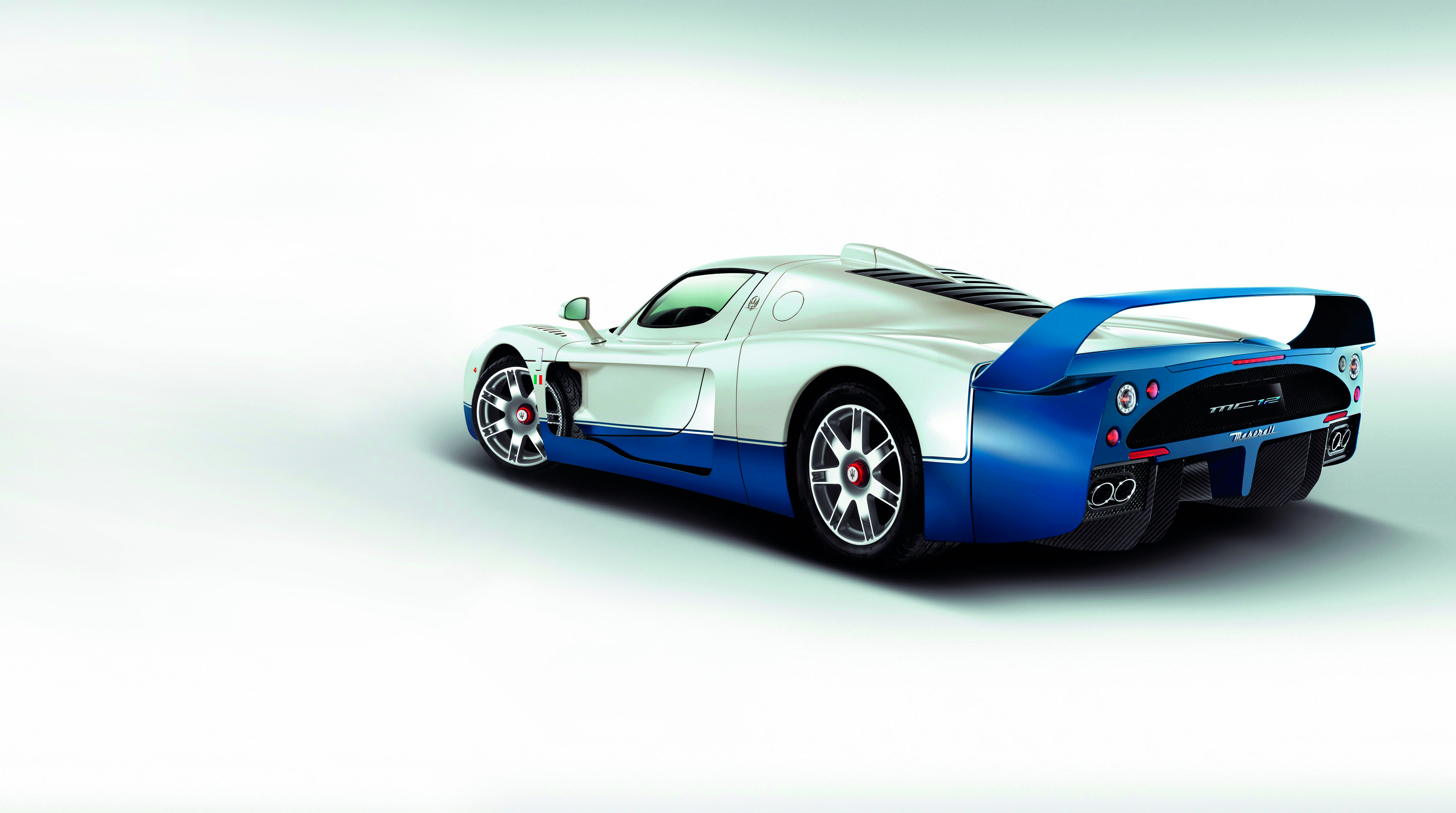 MASERATI MC12 国籍:义大利 发表时间:2004 年 规格:长 5,143×宽 5,143×高 1,205 mm 引擎:V12 自然进气 排气量:5,998 c.c. 马力:620 hp/7,500rpm 扭力:66.5kgm/5,500 rpm